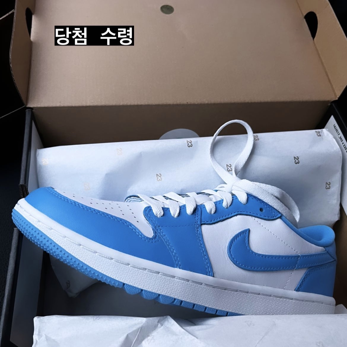 Jordan 1 Low Golf White and University Blue 착용 스타일