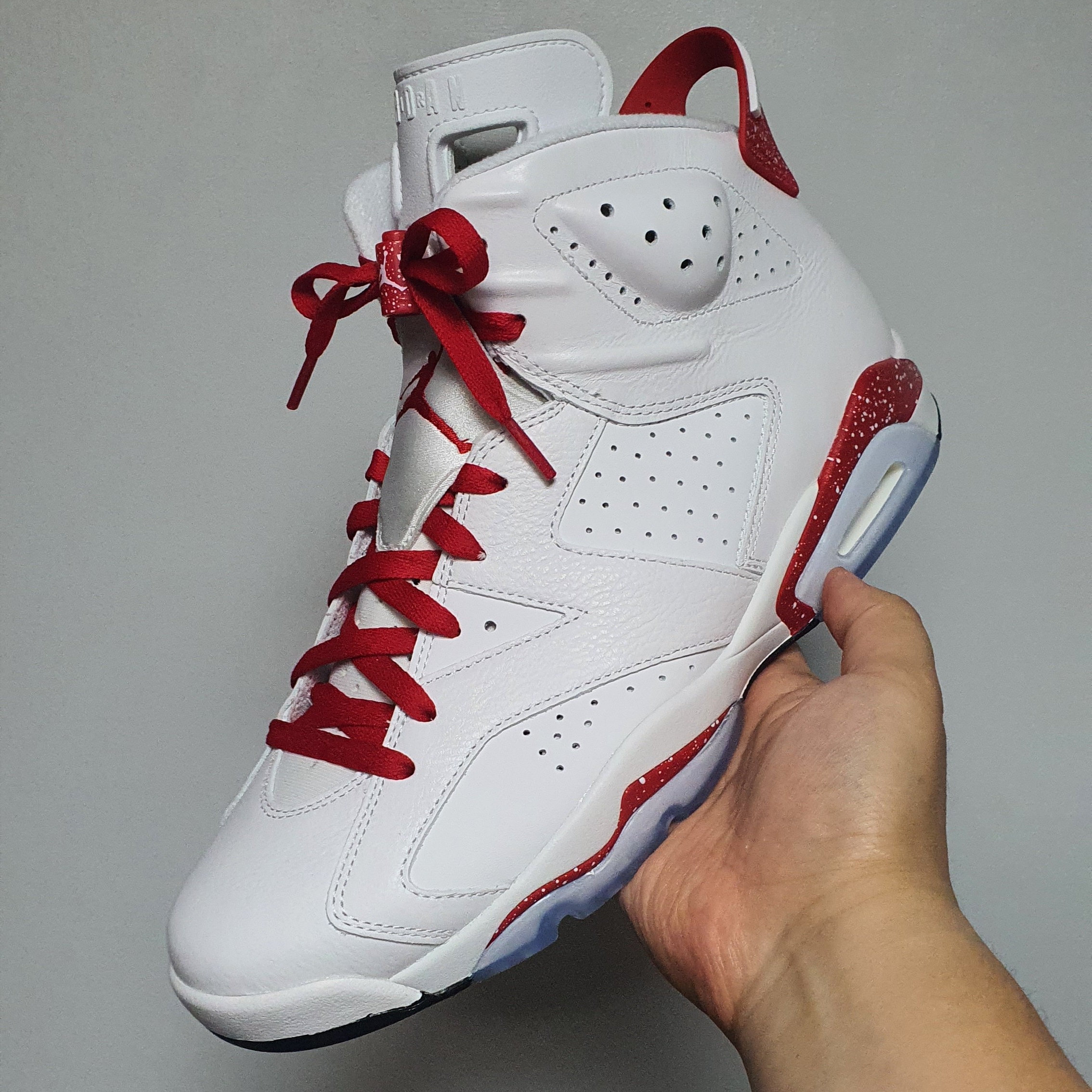 Jordan 6 Retro White and University Red 착용 스타일