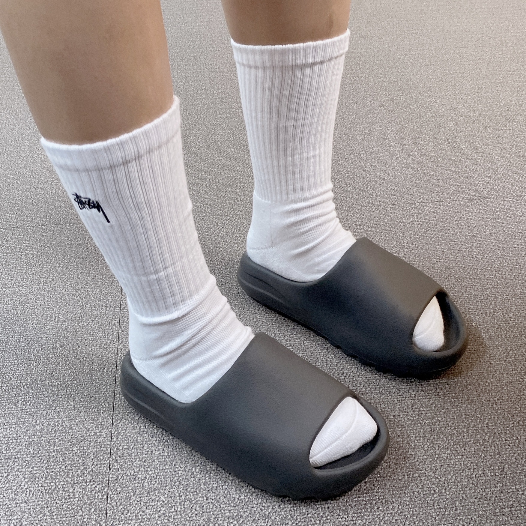 Adidas Yeezy Slide Onyx, Stussy Small Stock Crew Socks White (3 Pack) 착용 스타일 - 1