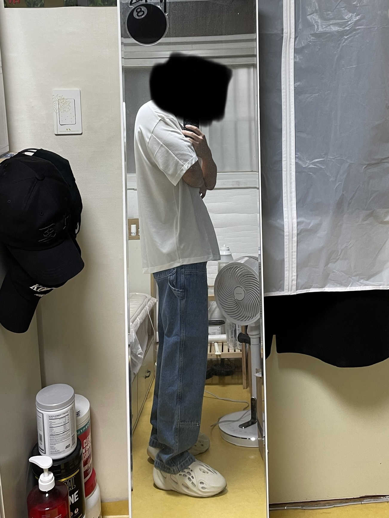 Adidas Yeezy Foam RNNR Sand, Stussy Denim Work Pants Blue 착용 스타일 - 2