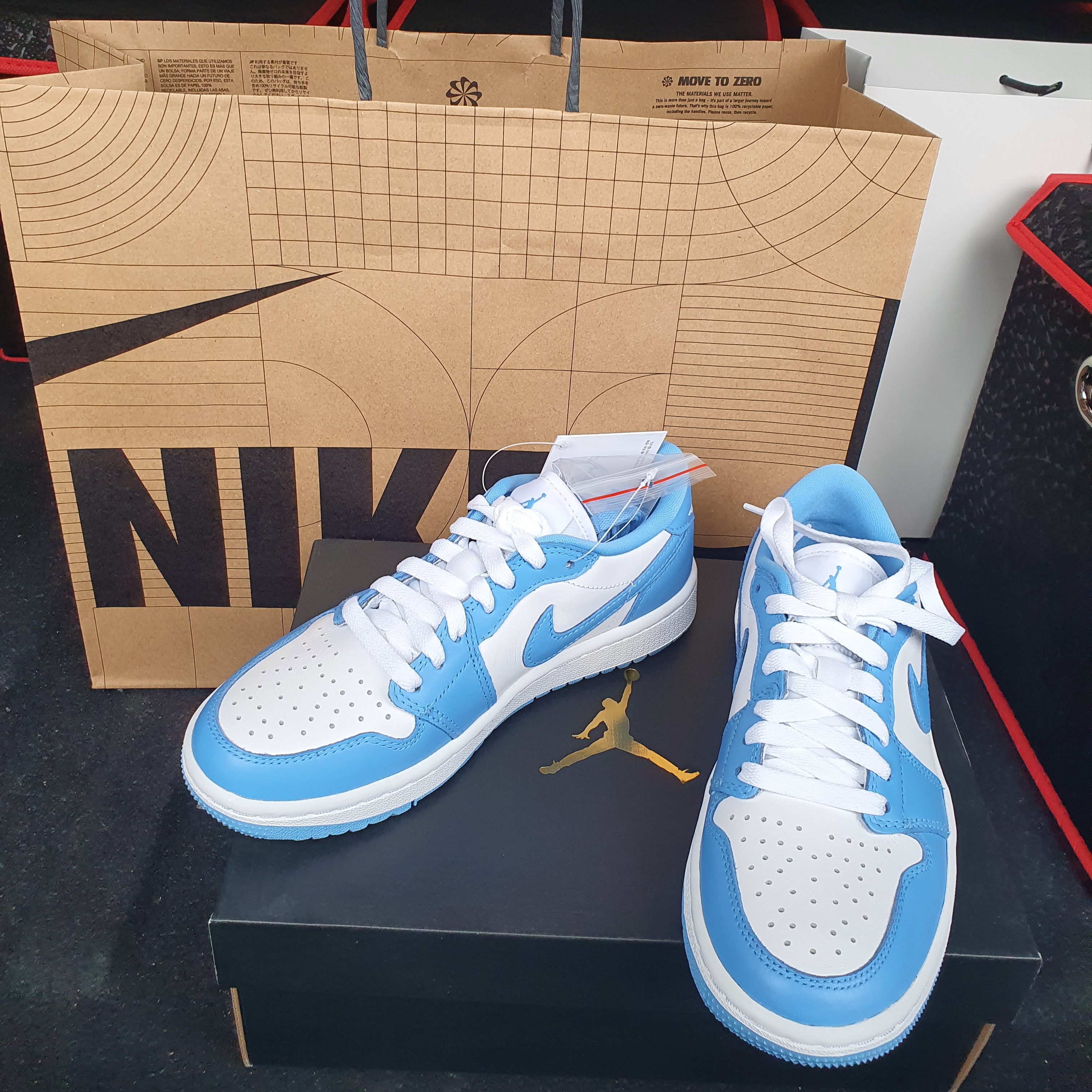 Jordan 1 Low Golf White and University Blue 착용 스타일