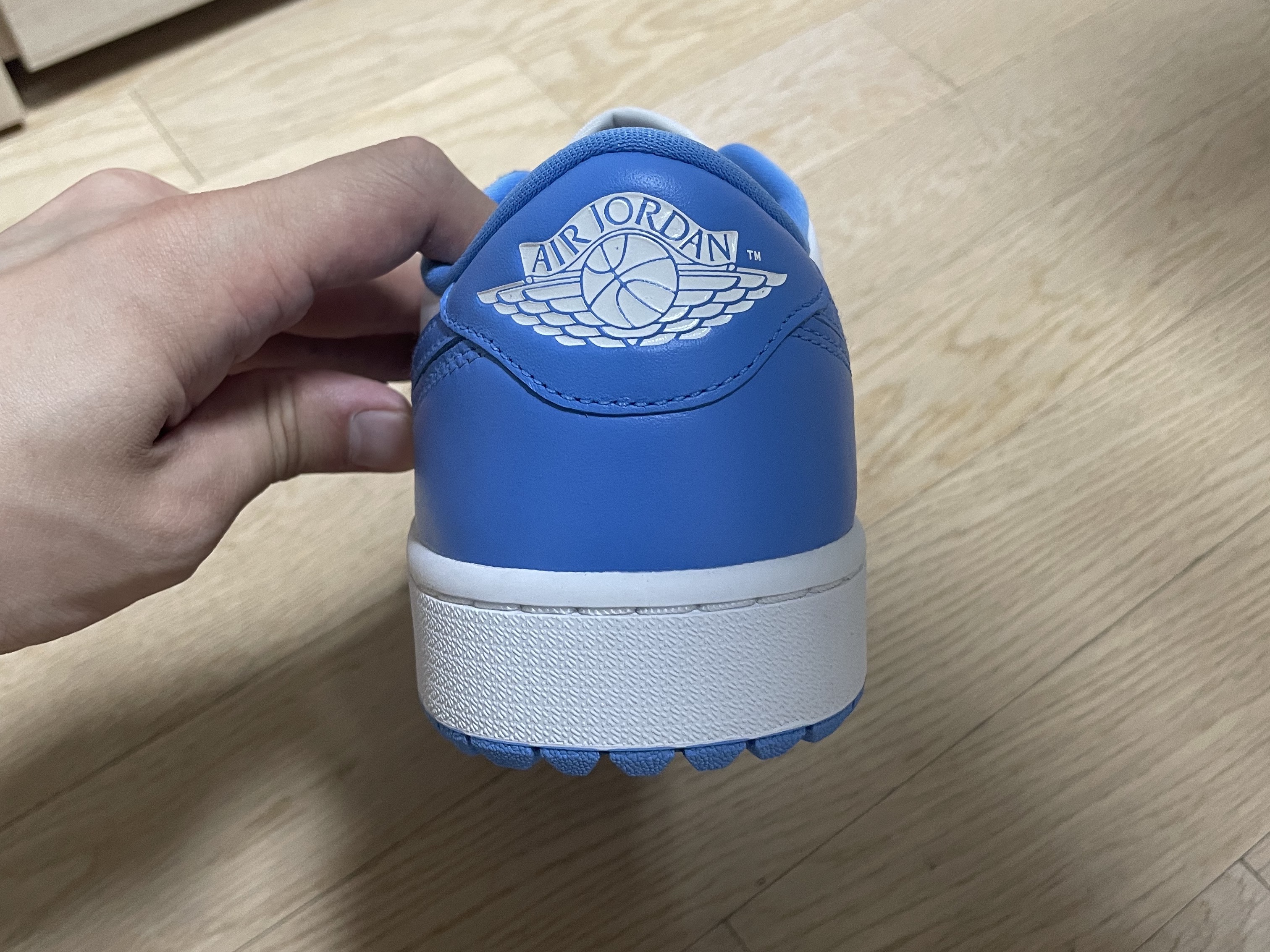 Jordan 1 Low Golf White and University Blue 착용 스타일 - 3