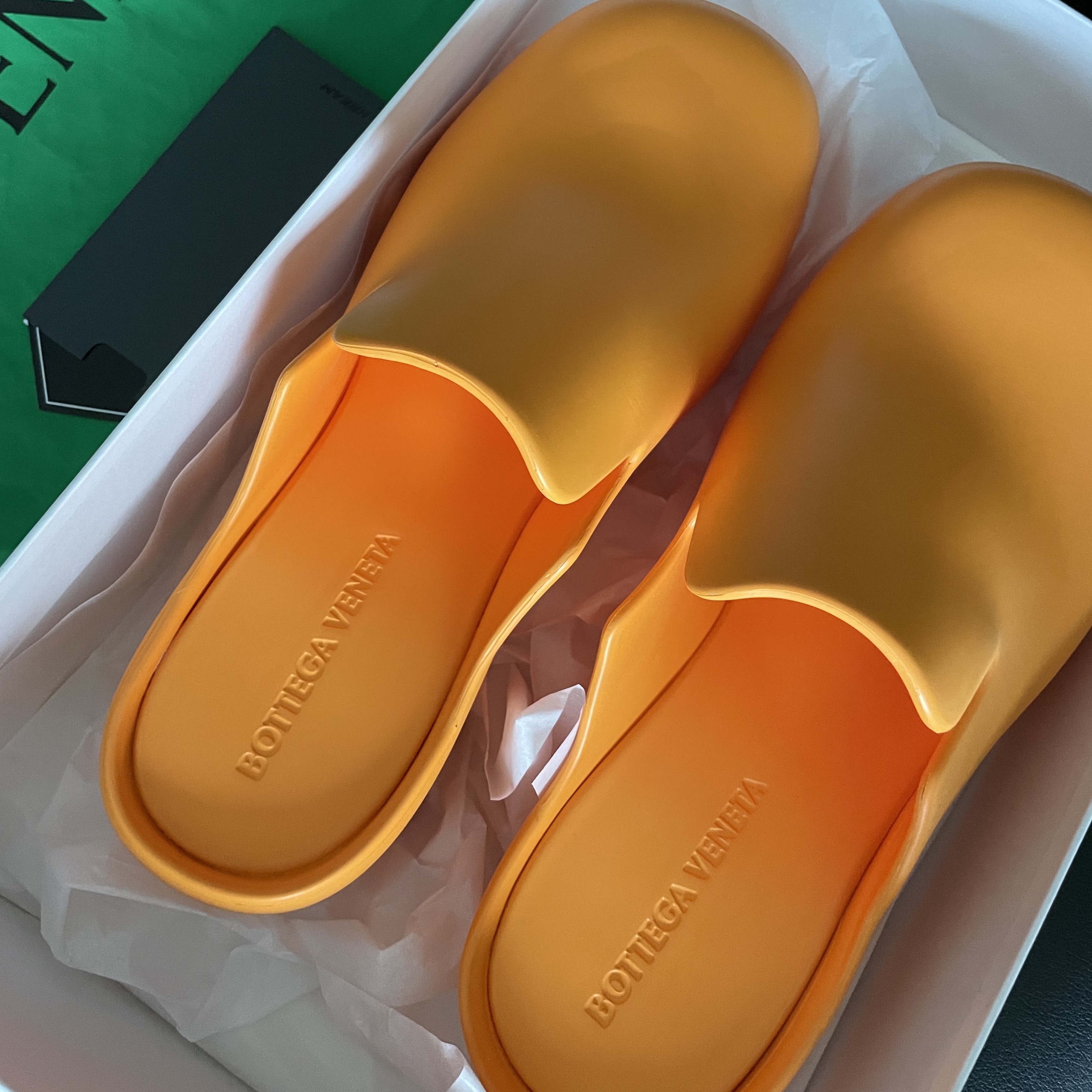 Bottega Veneta Rubber FlashClog Tangernine 착용 스타일