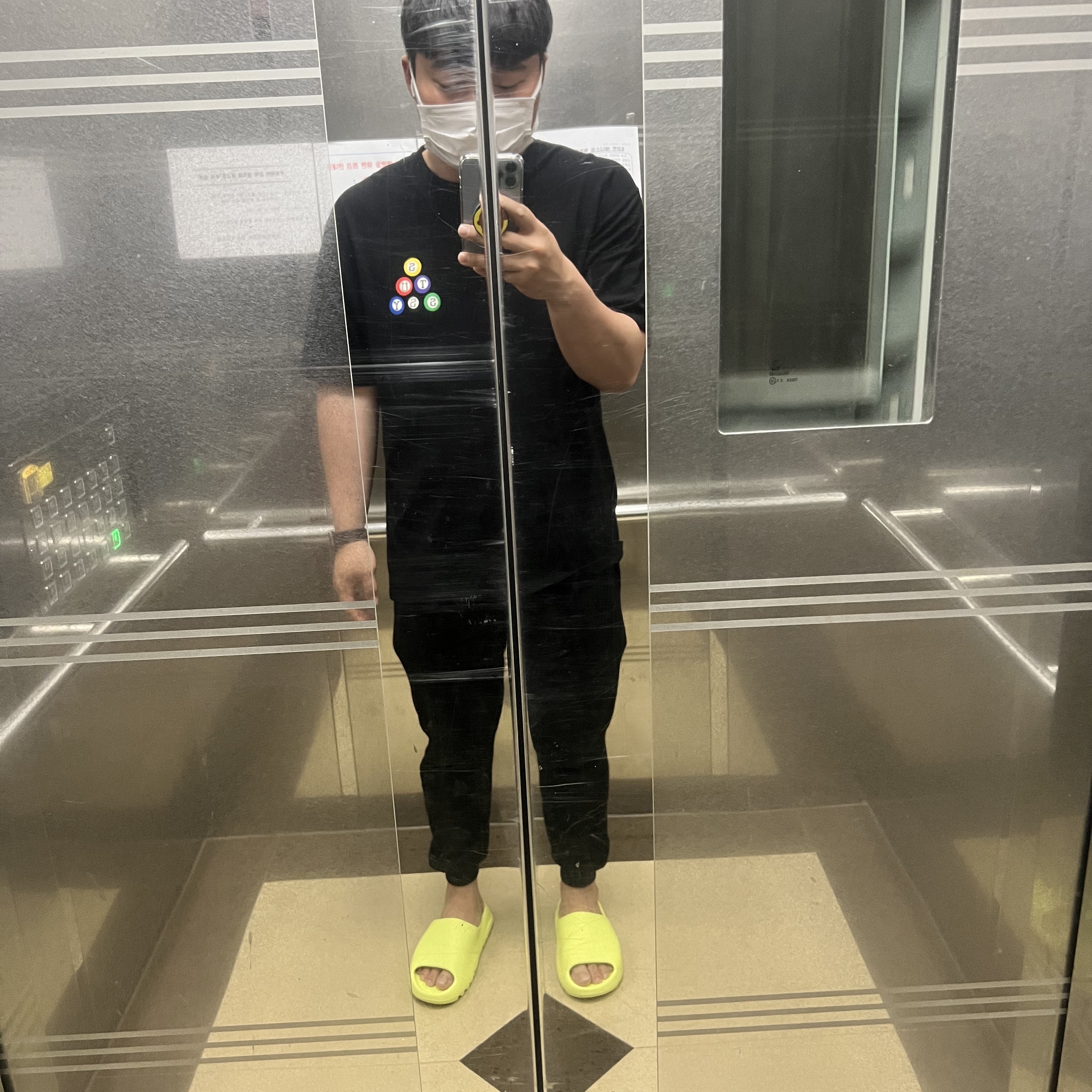 Adidas Yeezy Slide Glow Green 2022/2023, Stussy Billiards T-Shirt Black 착용 스타일 - 1