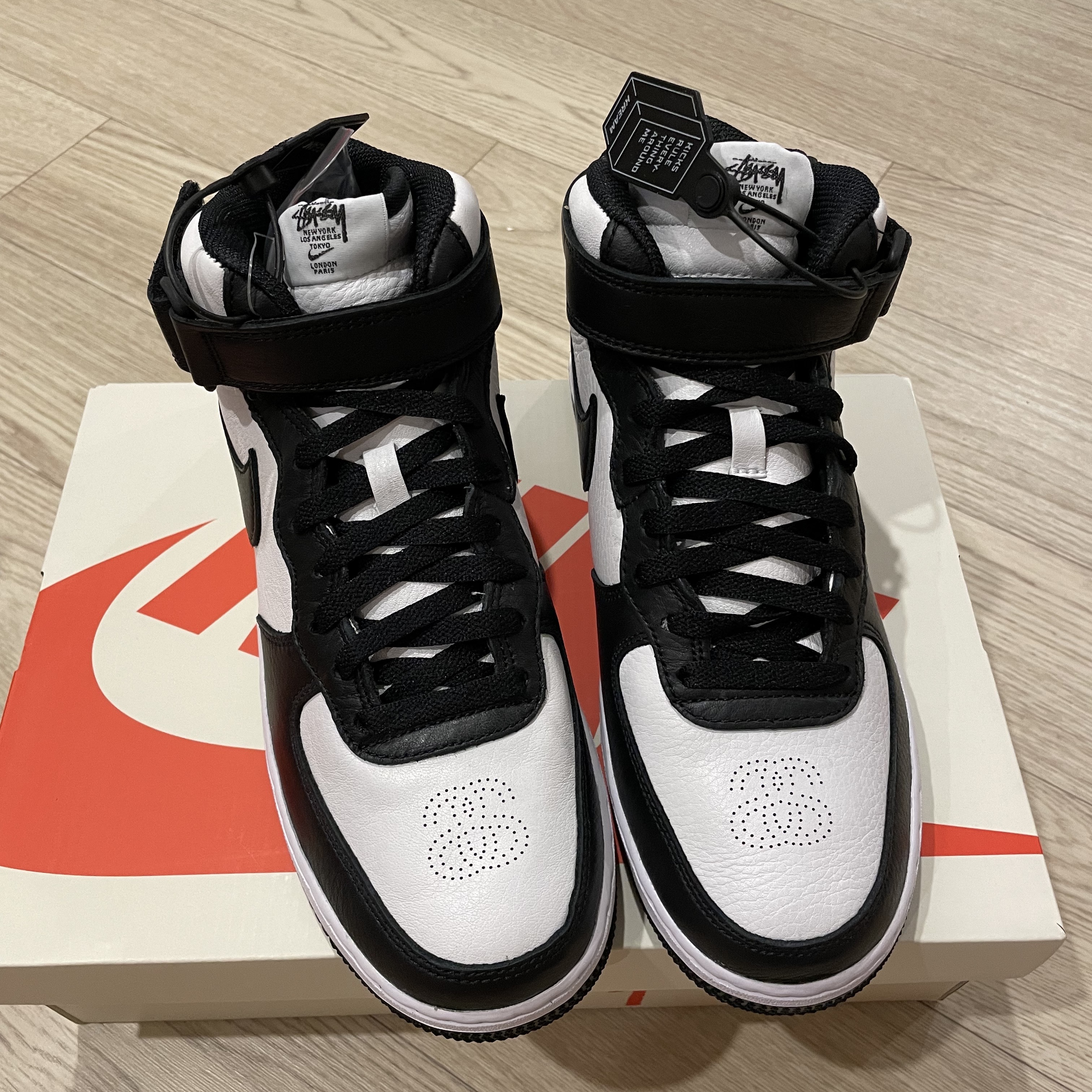 Nike x Stussy Air Force 1 '07 Mid SP Black and Light Bone, Jordan 1 Retro High OG CO.JP Midnight Navy 착용 스타일 - 2
