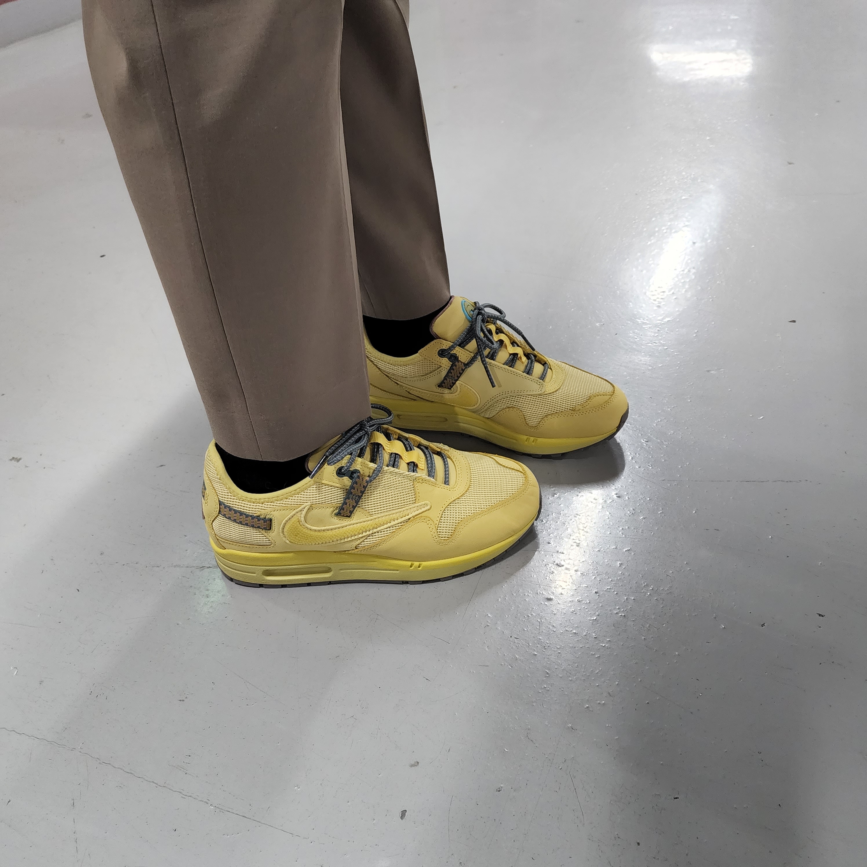 Nike x Travis Scott Air Max 1 Cact.us Gold 착용 스타일 - 4