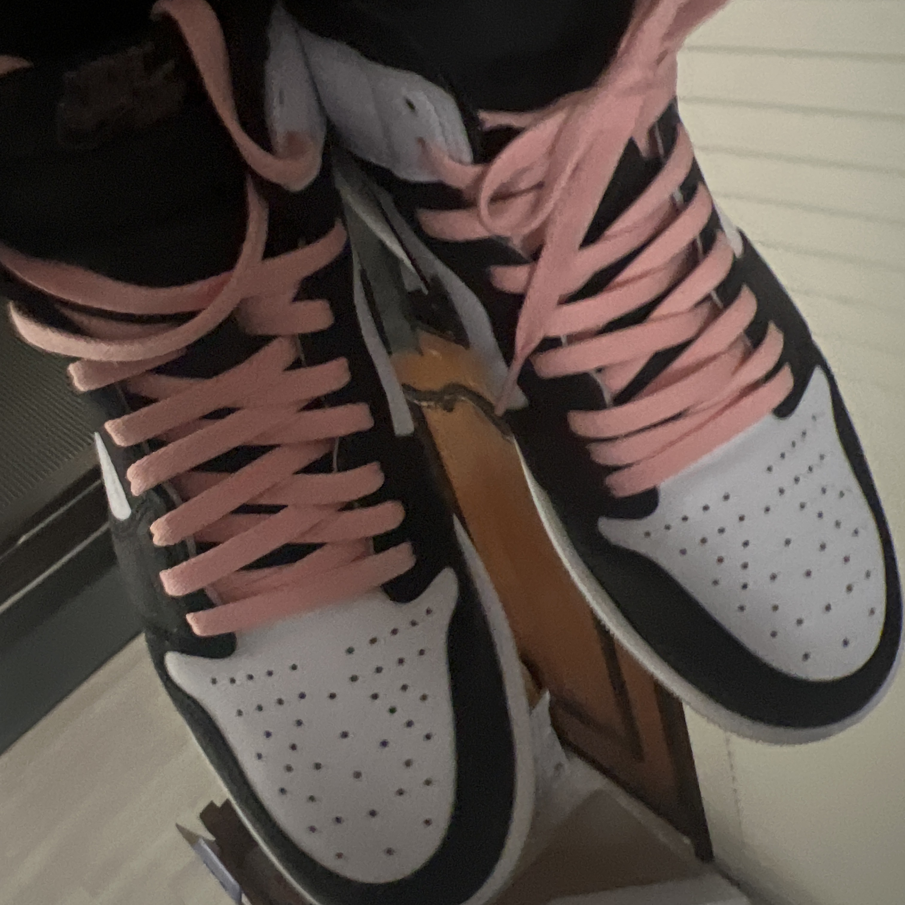 Jordan 1 Retro High OG Bleached Coral, (GS) Jordan 1 Retro High OG Bleached Coral 착용 스타일 - 4