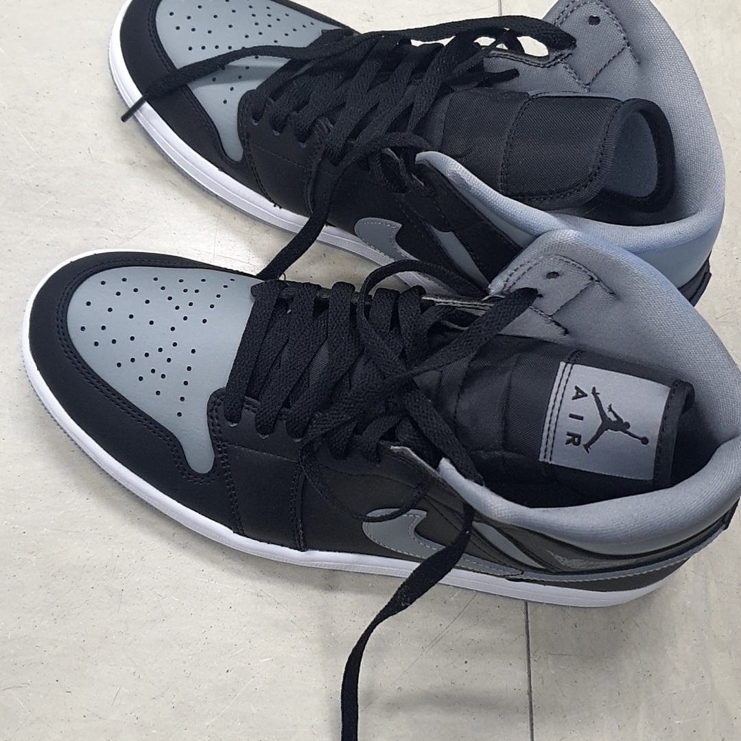 (W) Jordan 1 Mid Black Particle Grey 착용 스타일 - 2