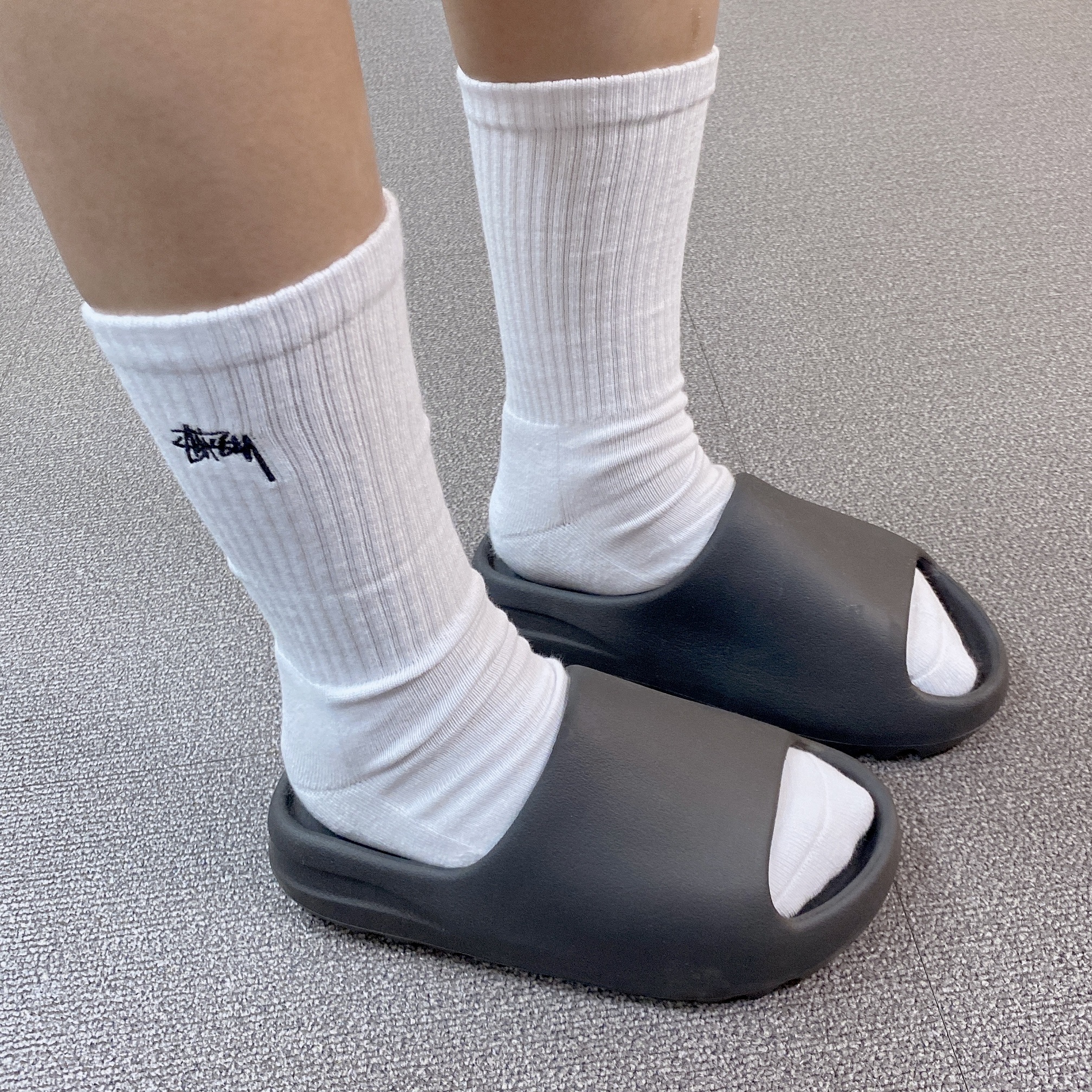 Adidas Yeezy Slide Onyx, Stussy Small Stock Crew Socks White (3 Pack) 착용 스타일 - 2