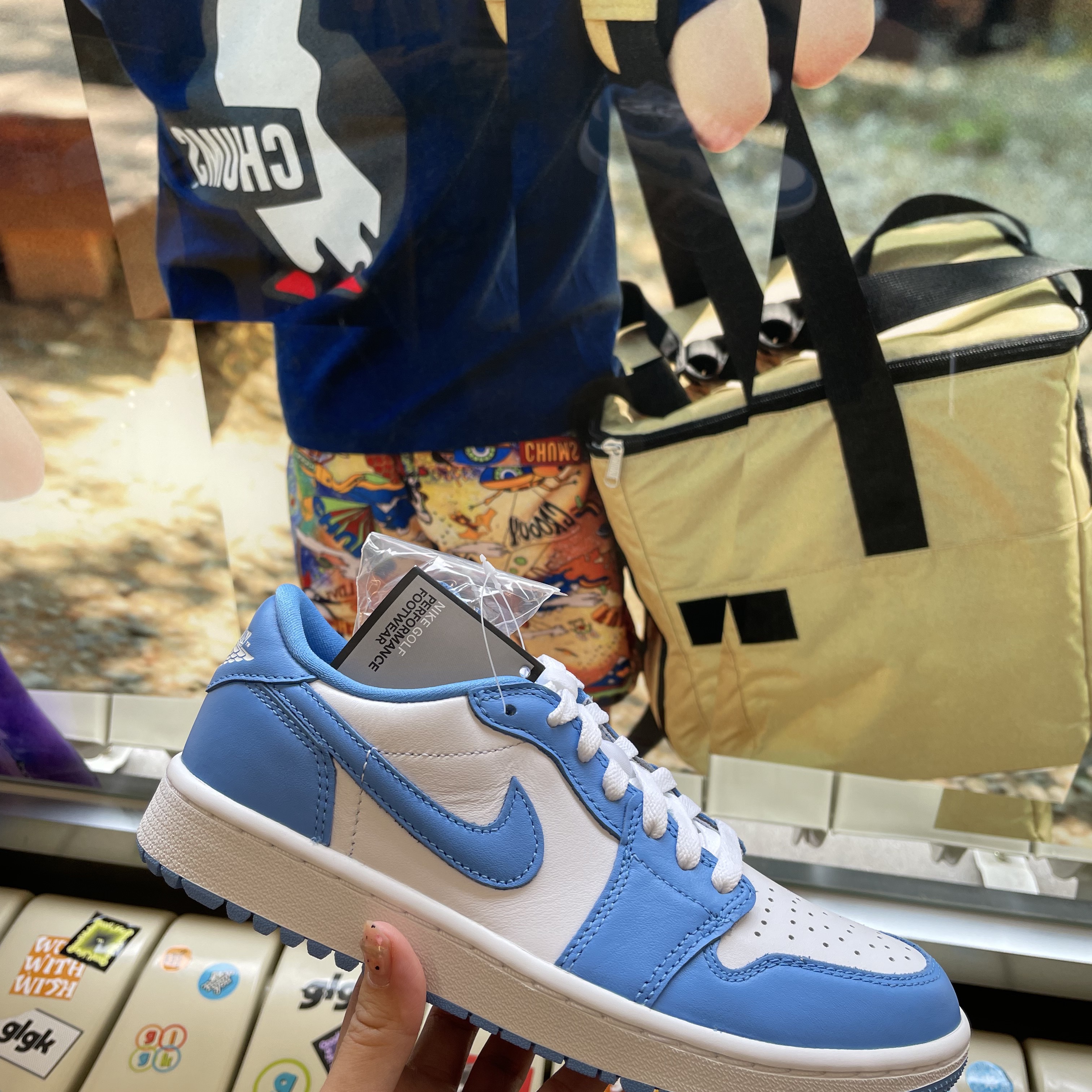 Jordan 1 Low Golf White and University Blue 착용 스타일 - 2