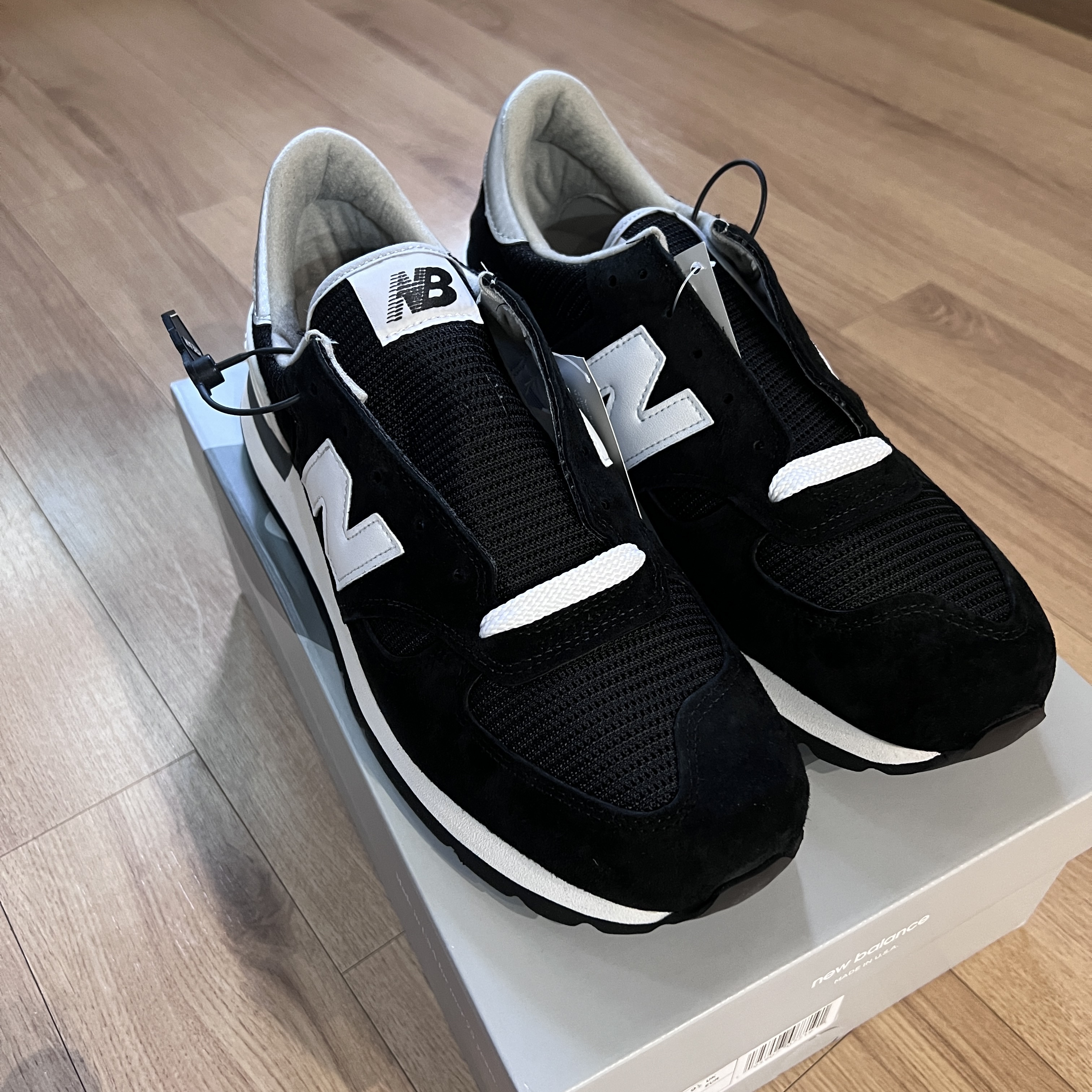 New Balance 990v1 Made in USA Black 착용 스타일 - 1