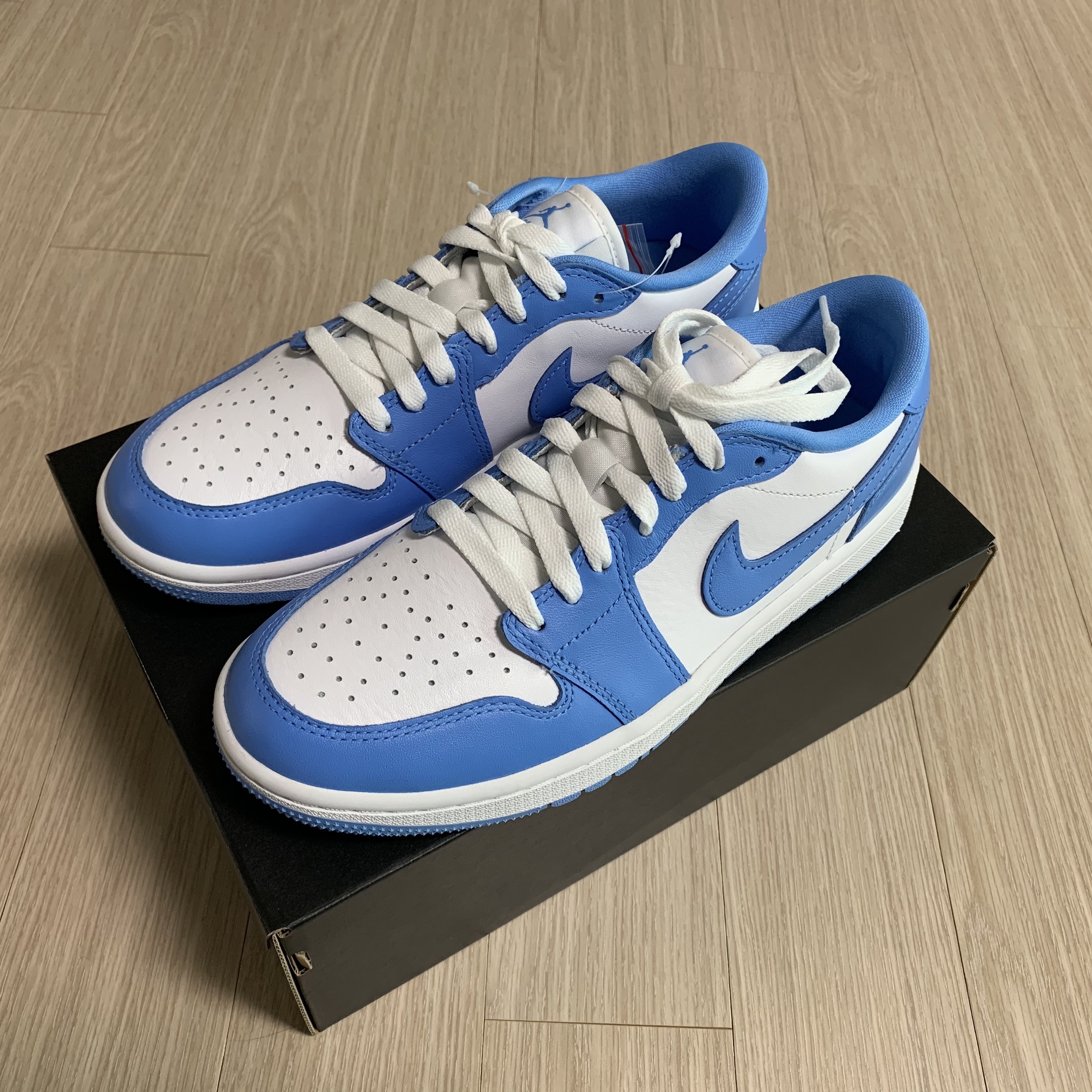 Jordan 1 Low Golf White and University Blue 착용 스타일 - 1
