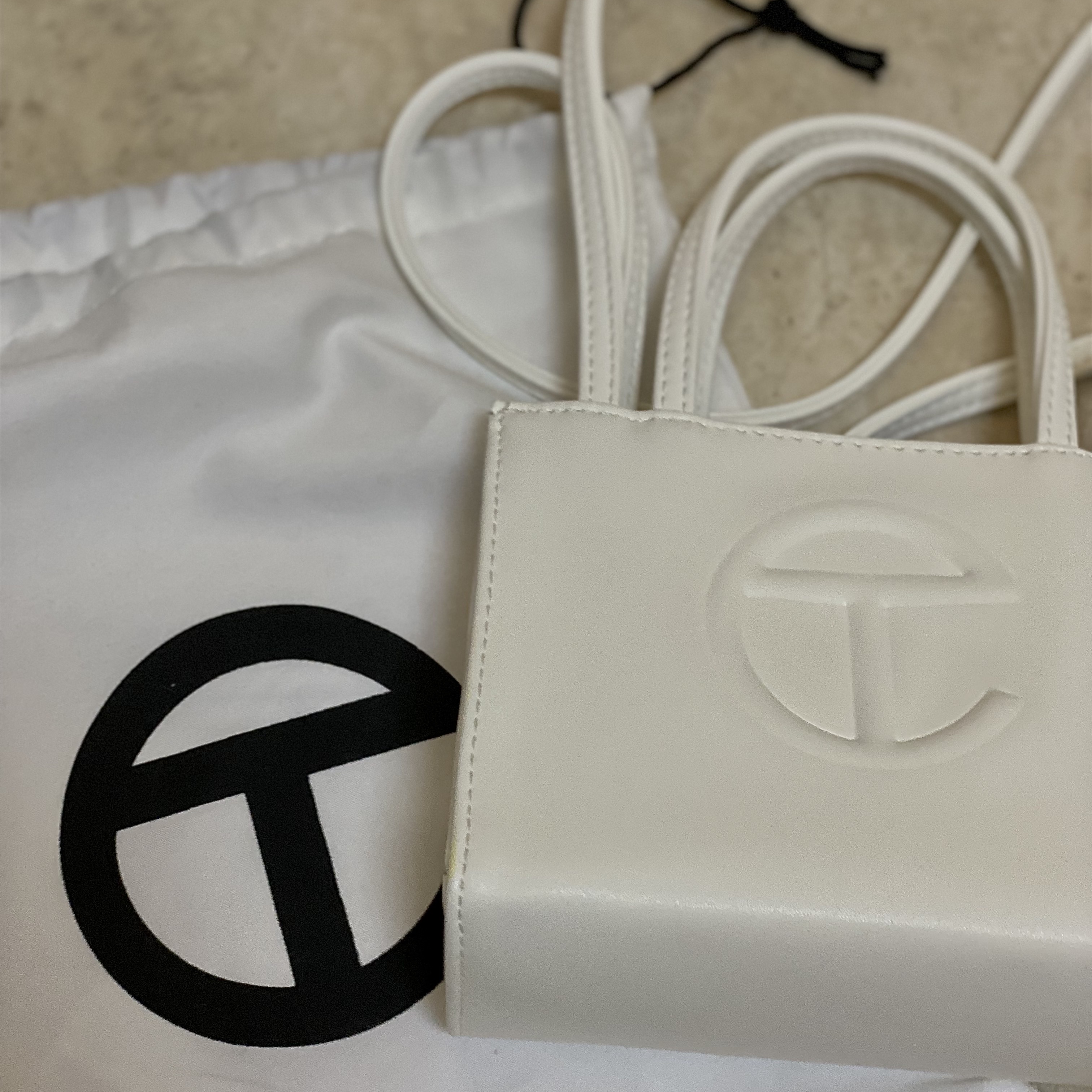 Telfar Small Shopping Bag White 착용 스타일