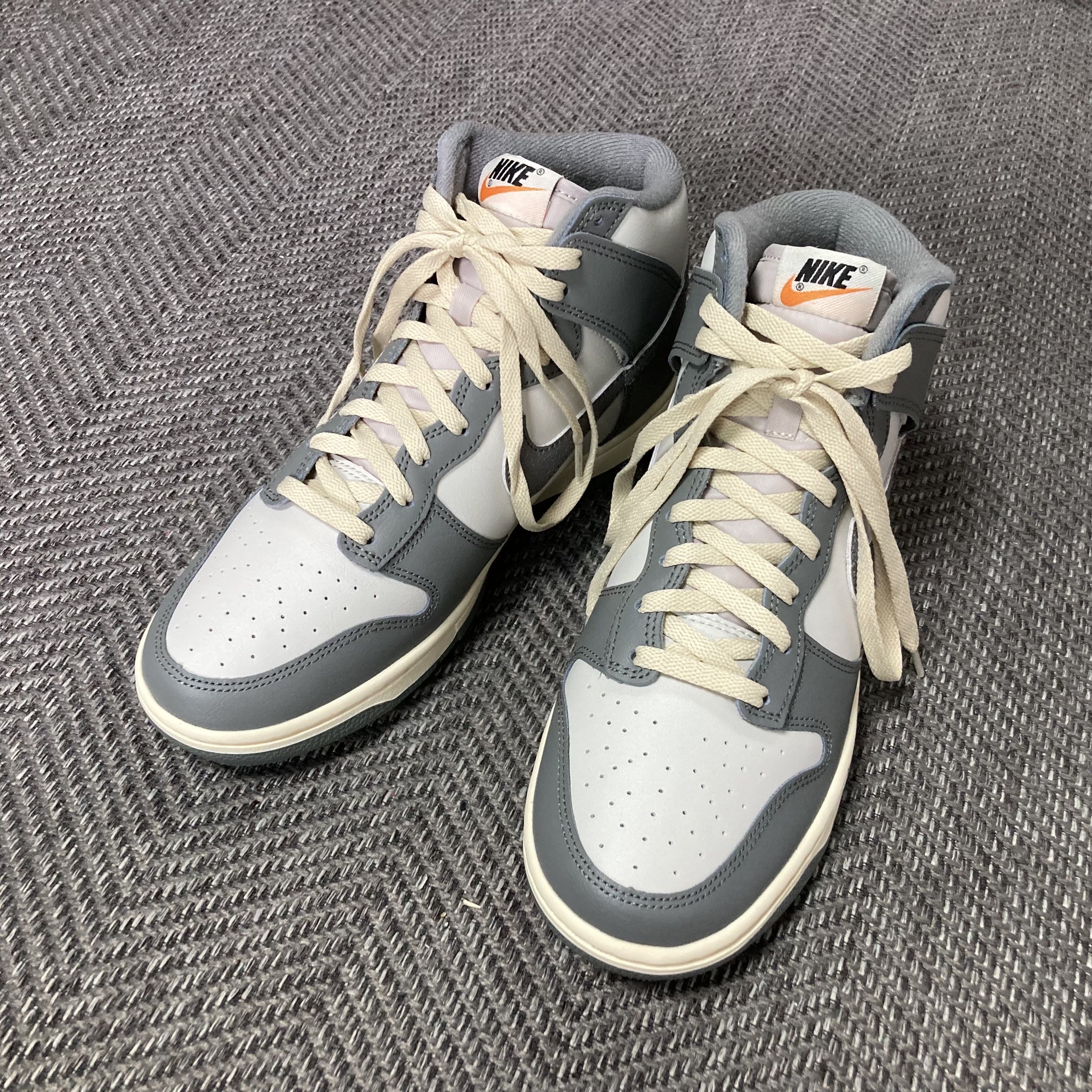 Nike Dunk High Retro SE VNTG Light Bone 착용 스타일