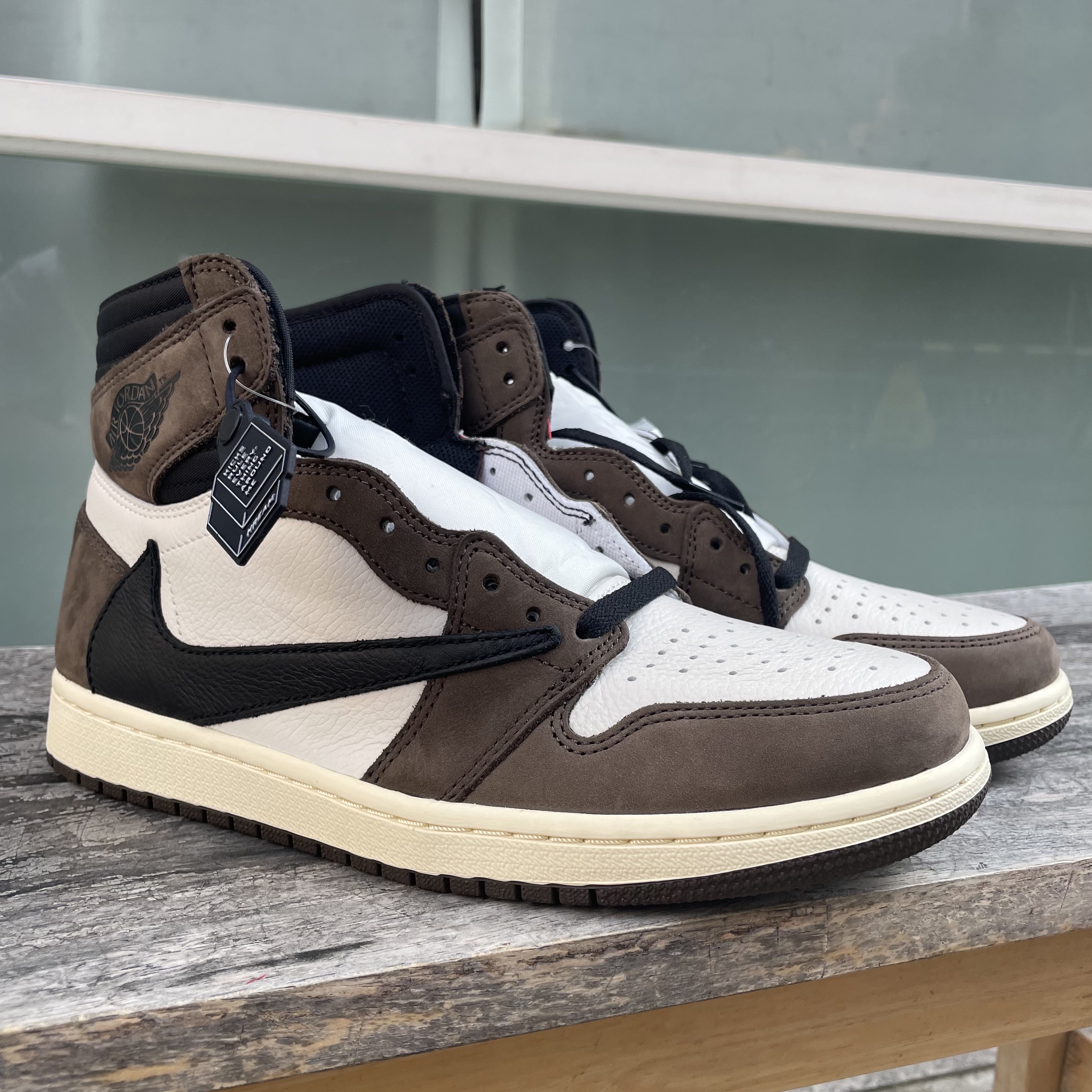 Jordan 1 x Travis Scott Retro High OG SP Mocha 착용 스타일 - 1