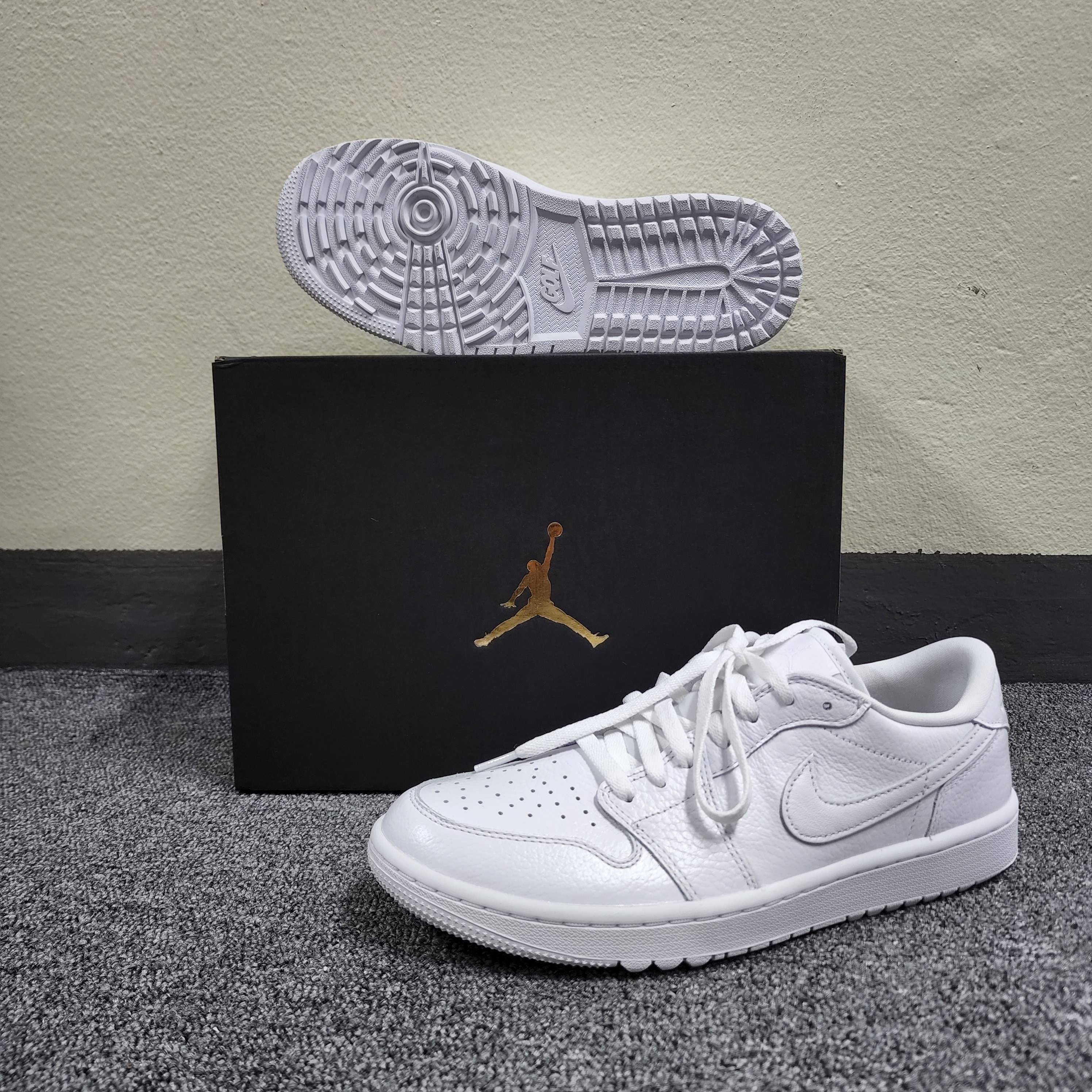 Jordan 1 Low Golf Triple White 착용 스타일 - 1