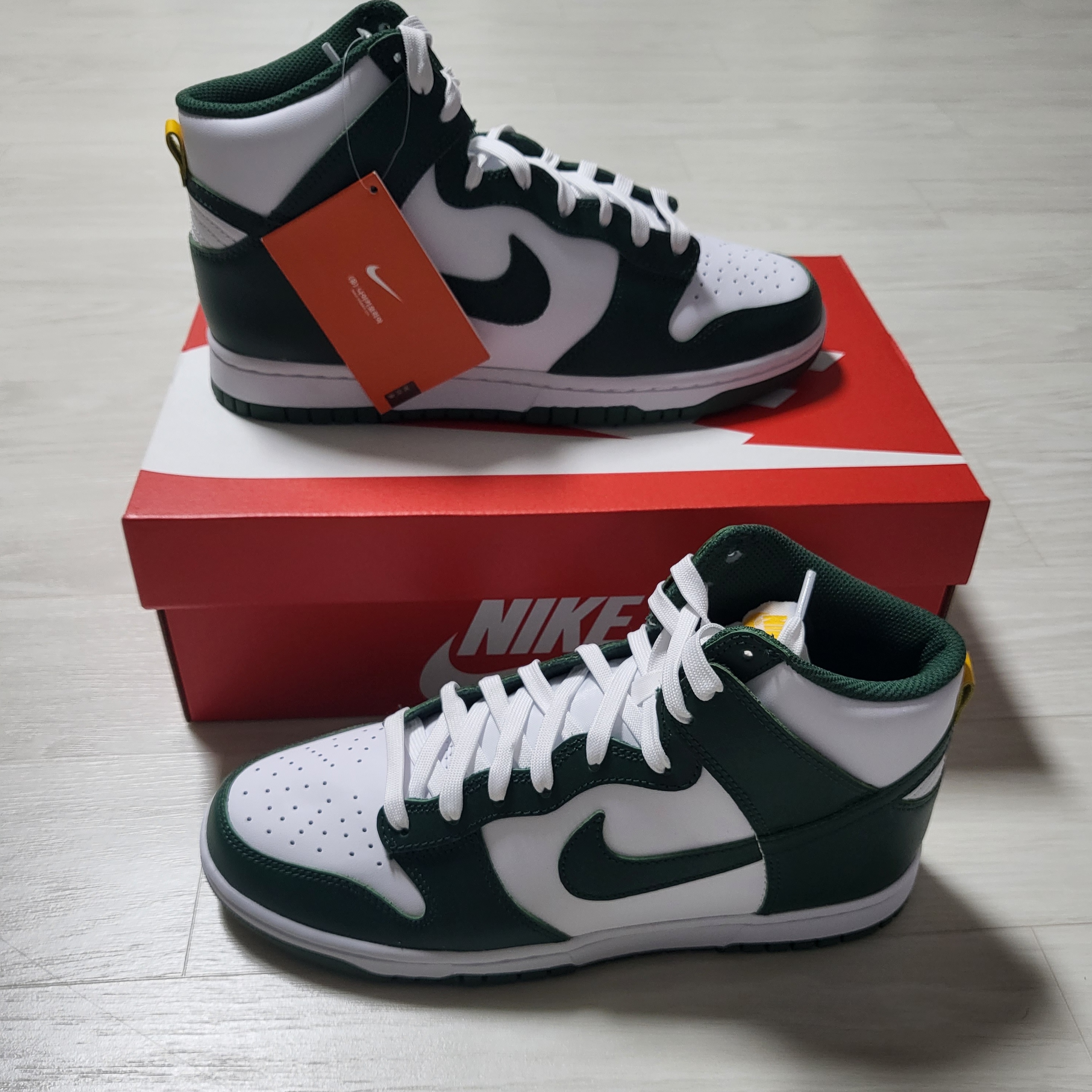 Nike Dunk High Retro Noble Green 착용 스타일 - 1