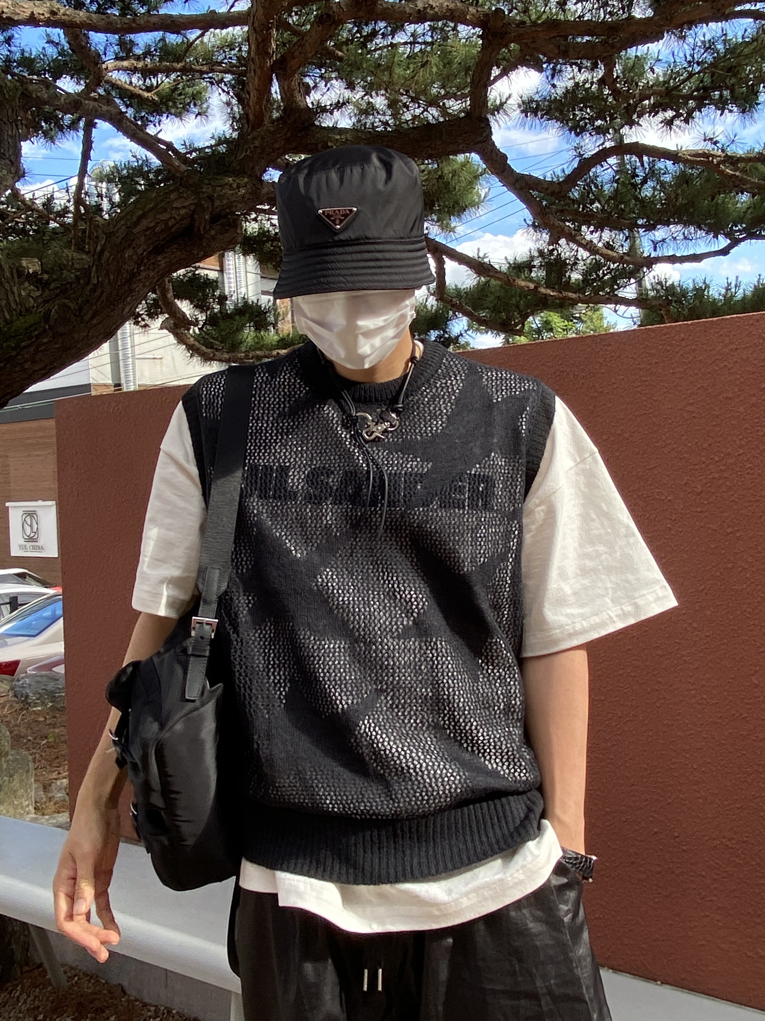 Prada Re-Nylon Bucket Hat Black, Prada Nylon Backpack Black 착용 스타일 - 2