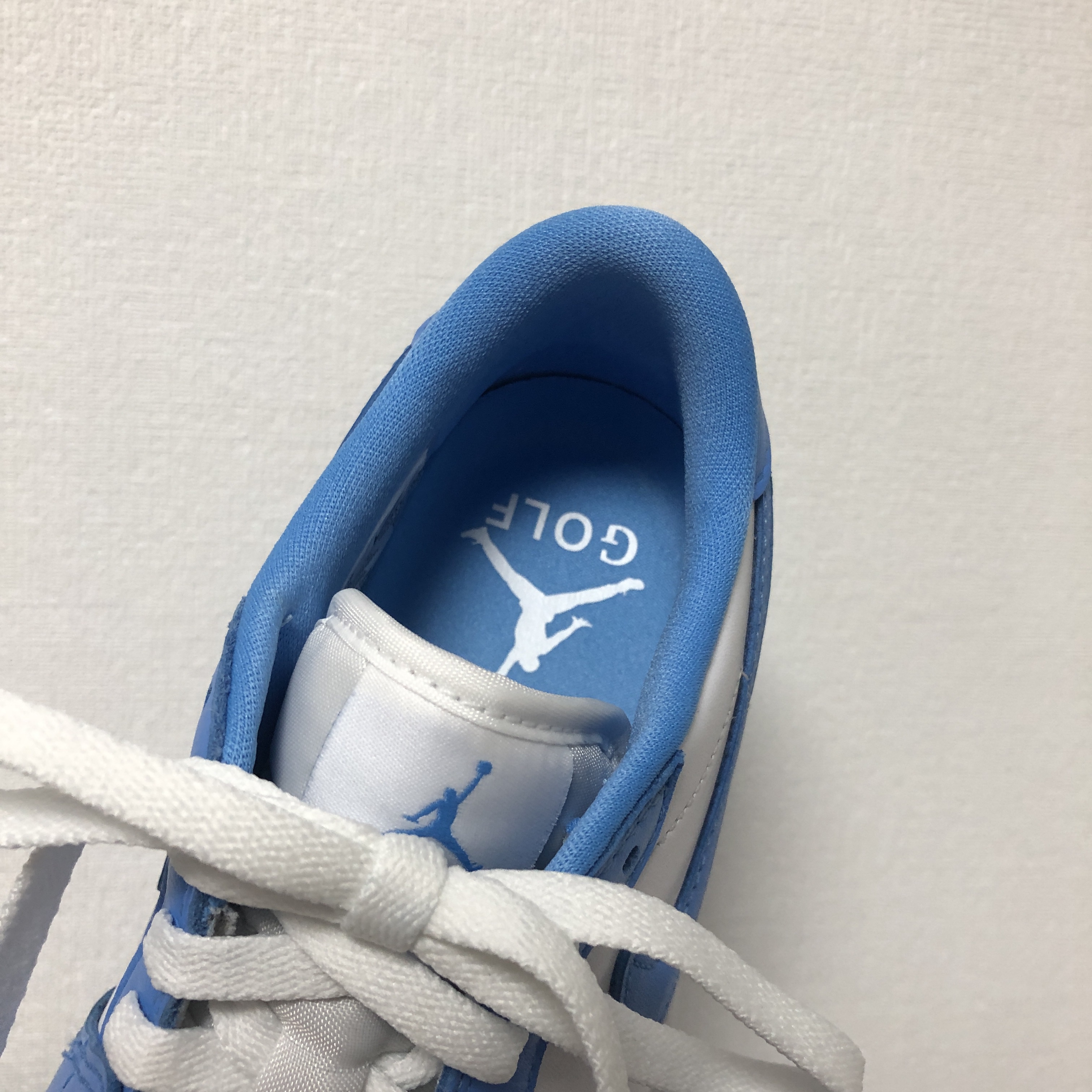 Jordan 1 Low Golf White and University Blue 착용 스타일 - 4