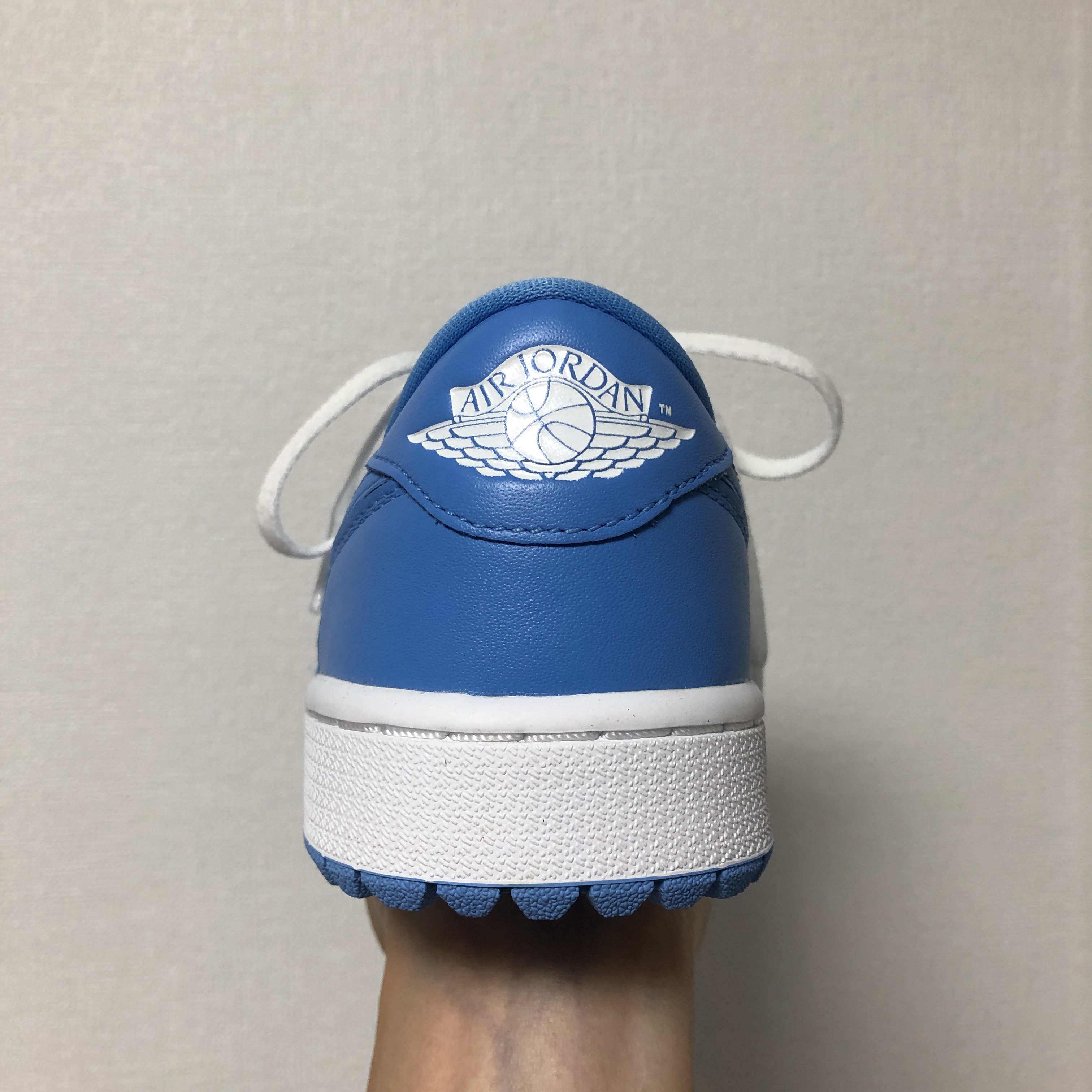 Jordan 1 Low Golf White and University Blue 착용 스타일 - 3