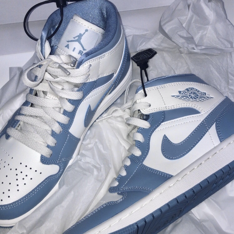 (W) Jordan 1 Mid Sail and Worn Blue 착용 스타일