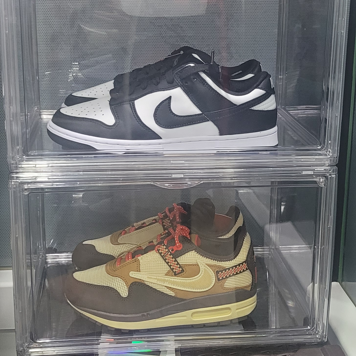 Nike x Travis Scott Air Max 1 Cact.us Brown, Nike Dunk Low Retro Black 착용 스타일