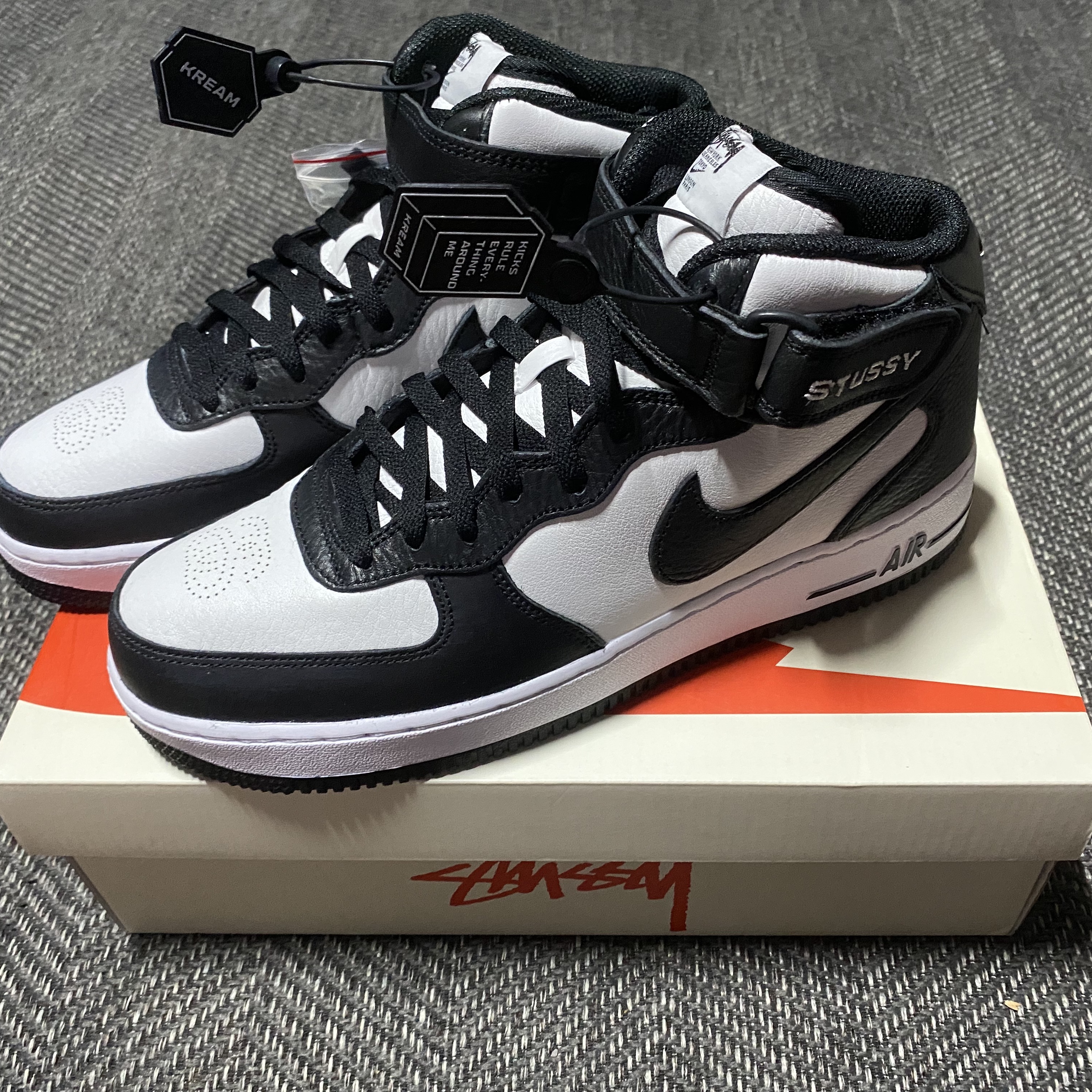 Nike x Stussy Air Force 1 '07 Mid SP Black and Light Bone 착용 스타일 - 3