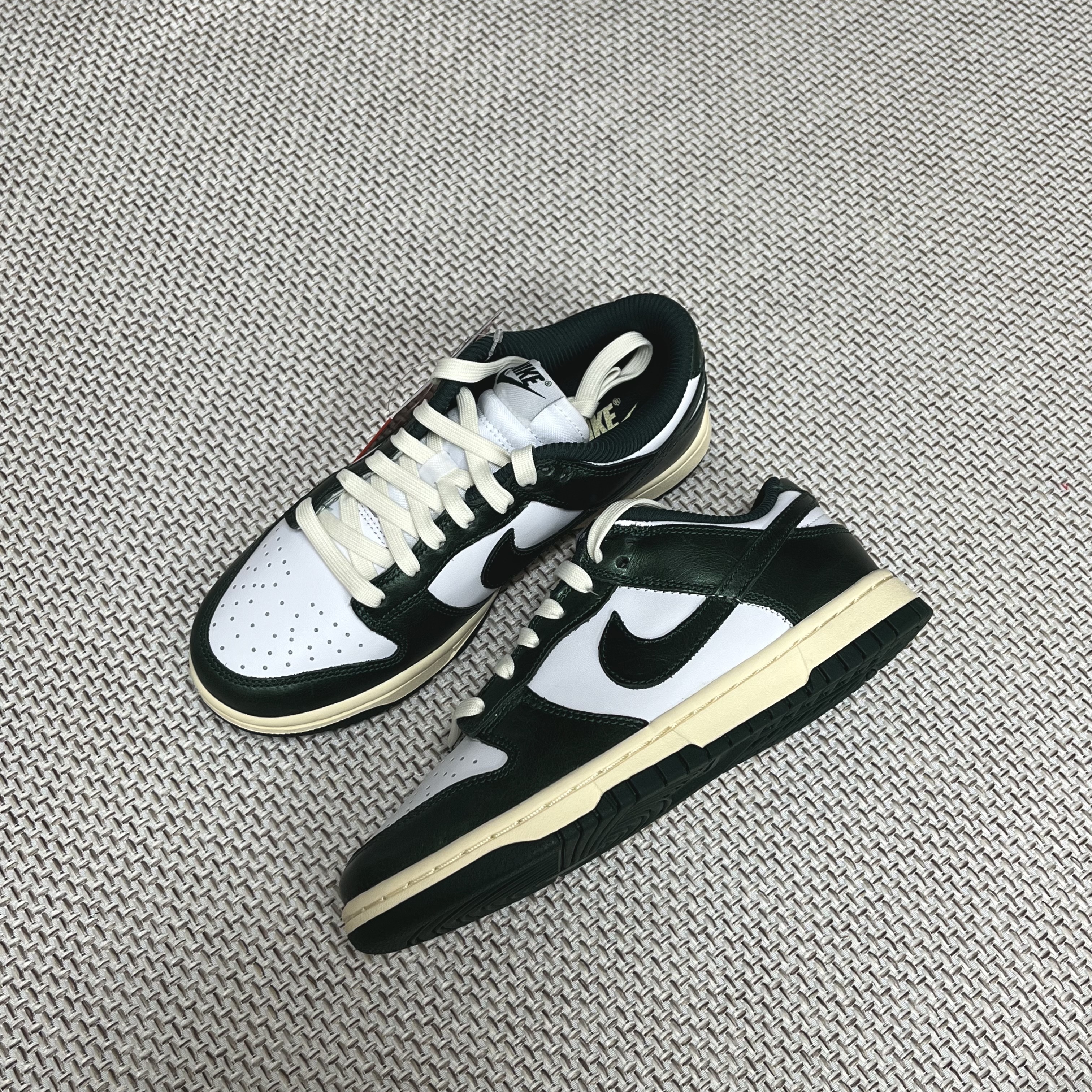 (W) Nike Dunk Low Vintage Green 착용 스타일 - 1