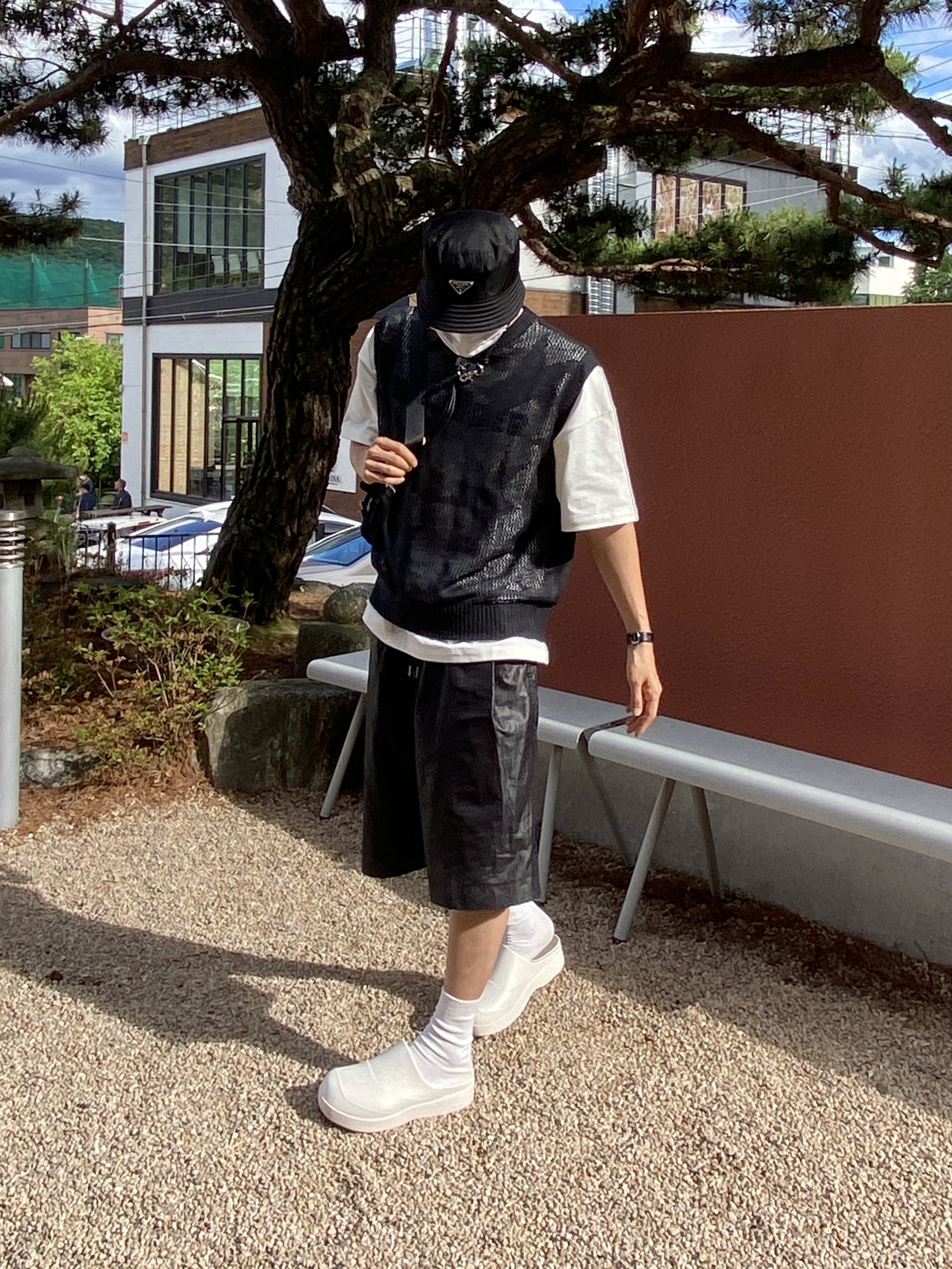 Prada Re-Nylon Bucket Hat Black, Prada Nylon Backpack Black 착용 스타일 - 4