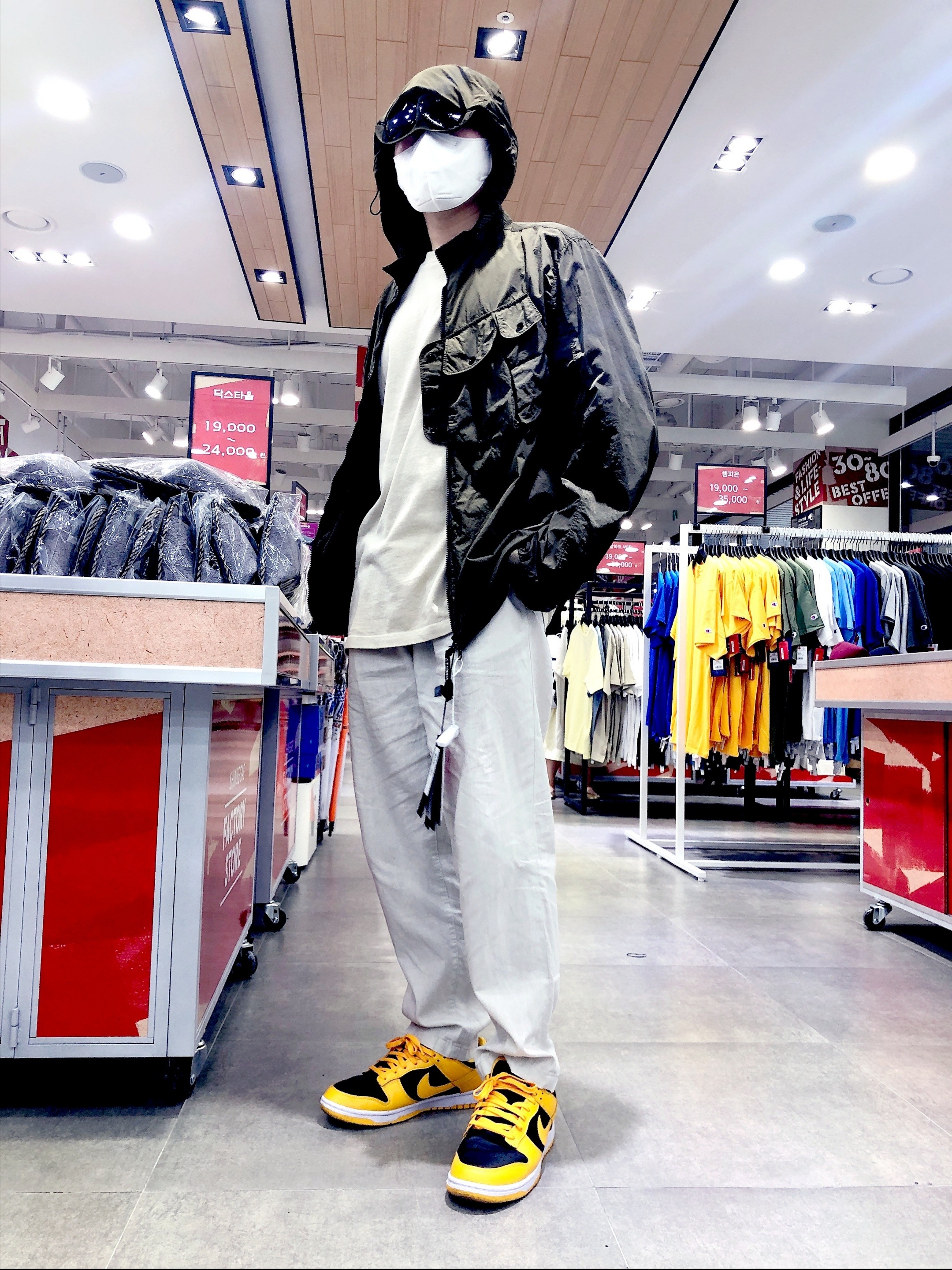 IAB Studio Pigment T-Shirt Oatmeal, Nike Dunk Low Retro Championship Goldenrod 착용 스타일