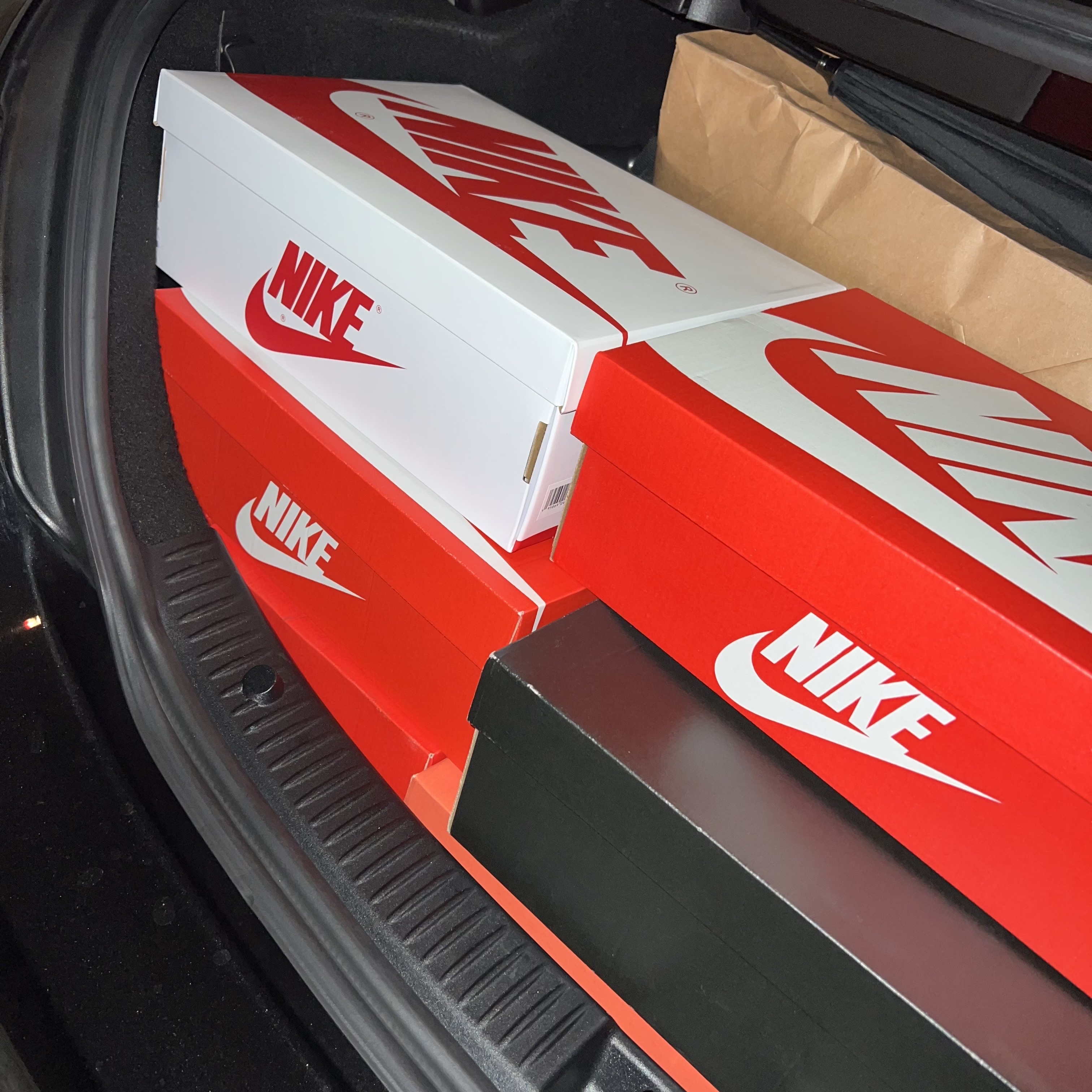 Nike Dunk Low Retro Black, Jordan 1 Retro High OG Heritage 착용 스타일