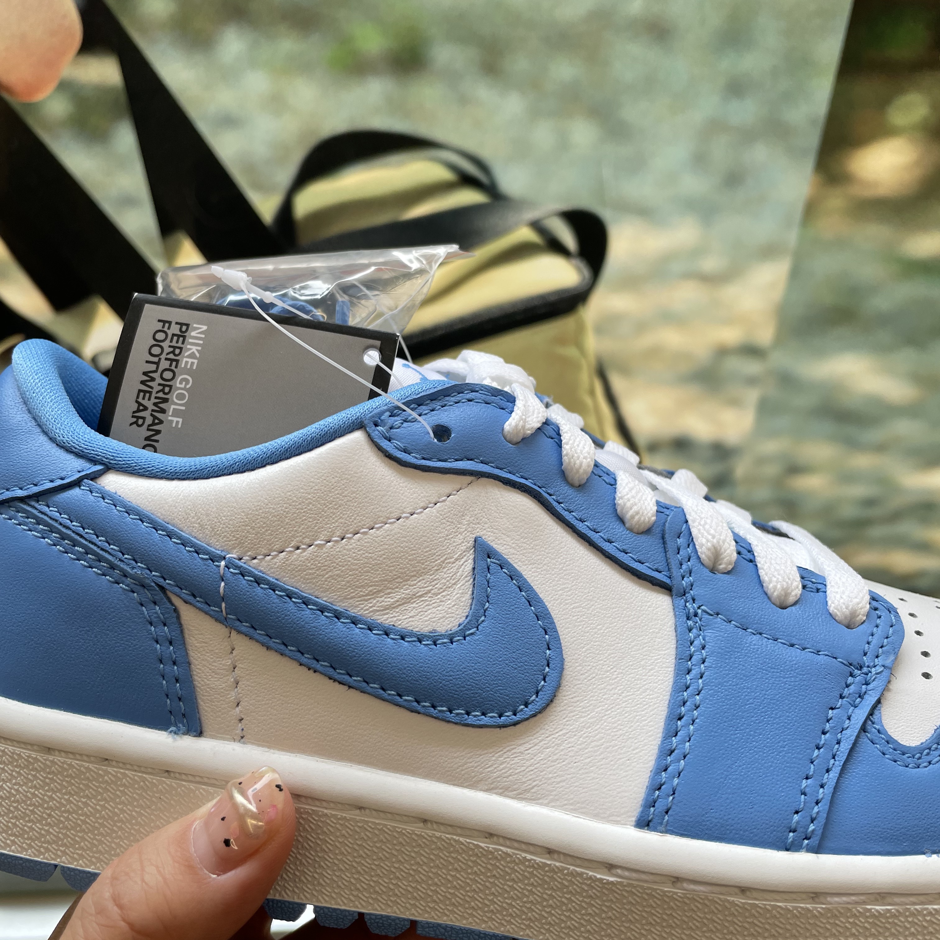 Jordan 1 Low Golf White and University Blue 착용 스타일 - 3