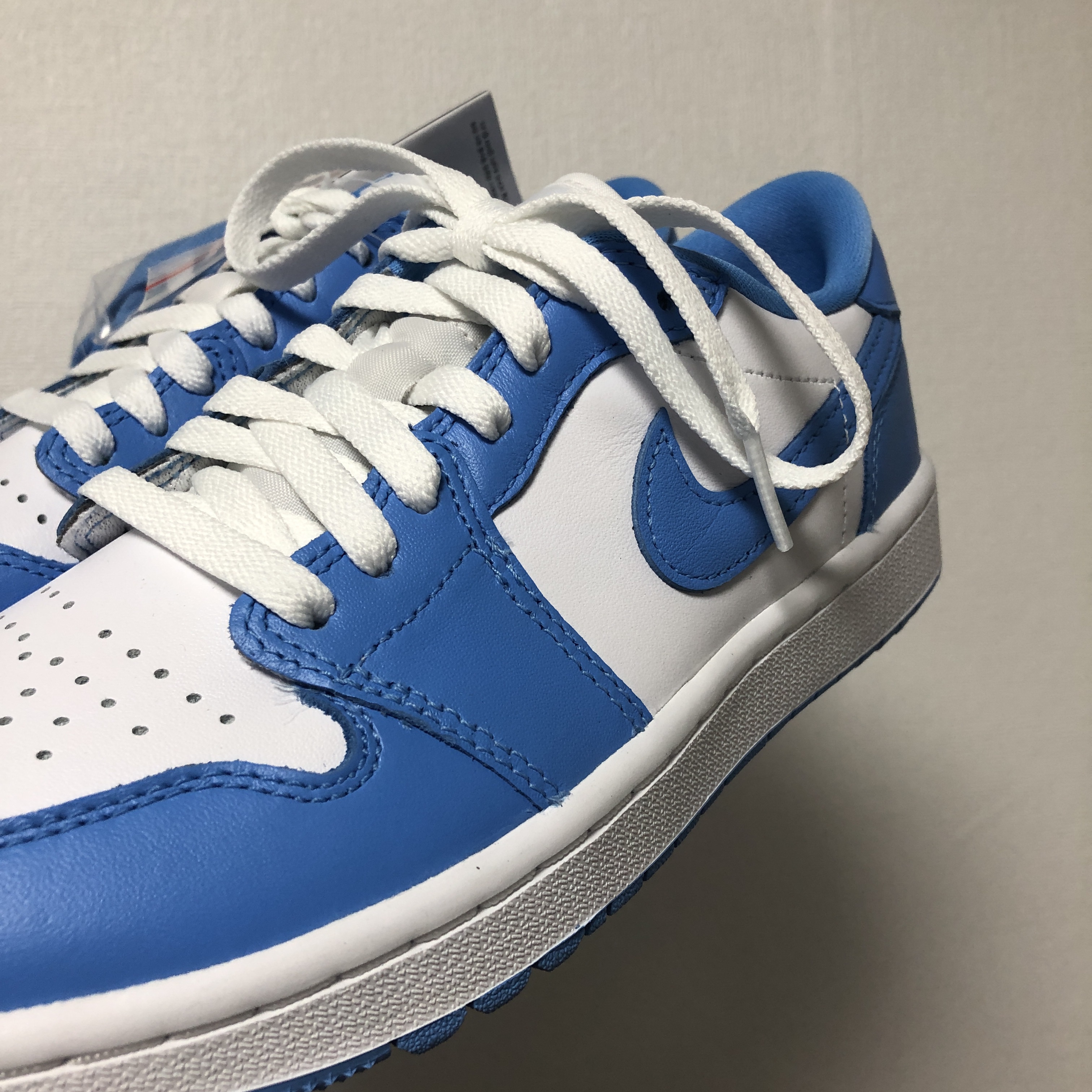 Jordan 1 Low Golf White and University Blue 착용 스타일 - 2