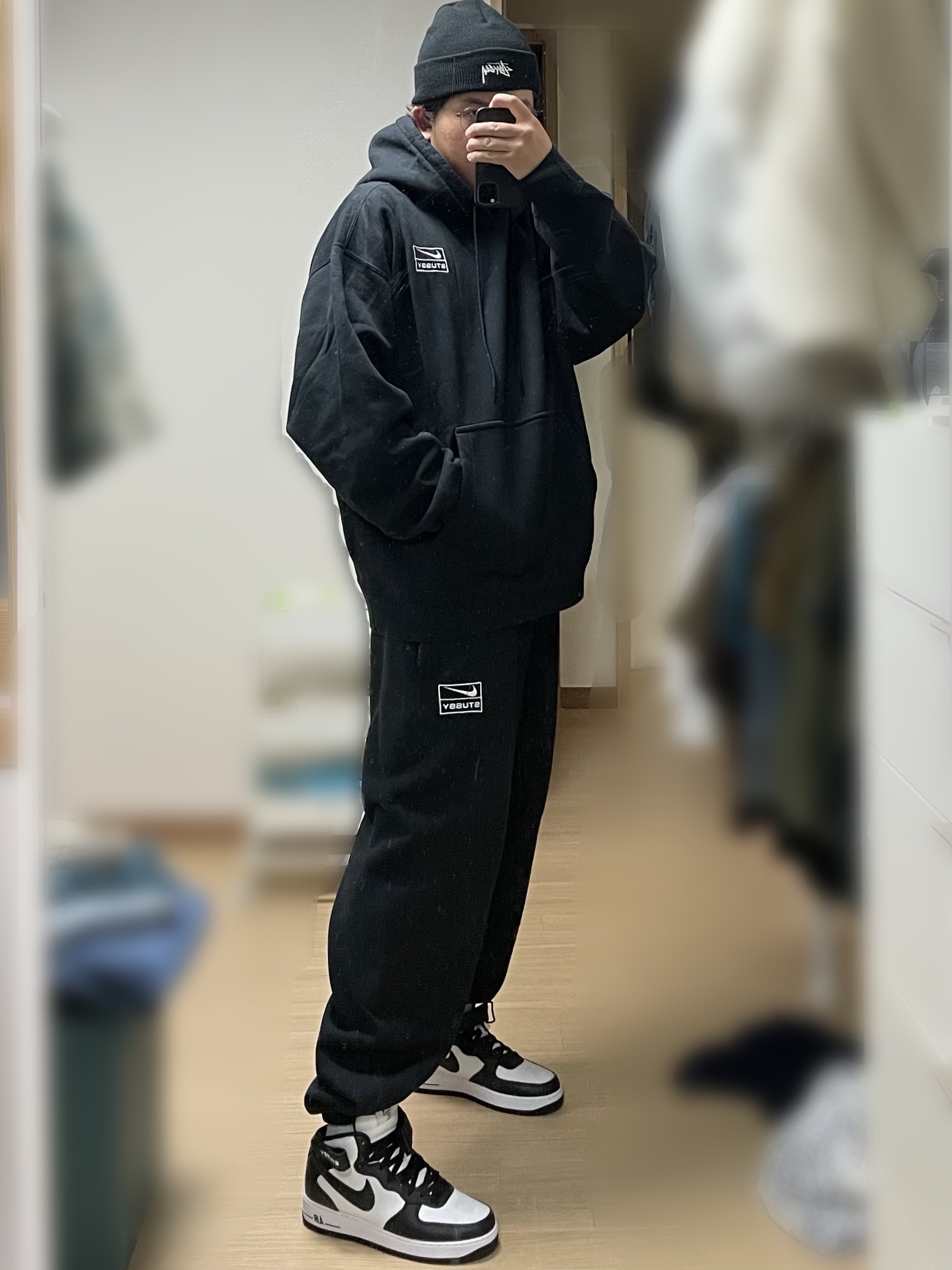 Nike x Stussy Air Force 1 '07 Mid SP Black and Light Bone, Nike x Stussy NRG RA Washed Pullover Hoodie Black (DN4028-010) 착용 스타일