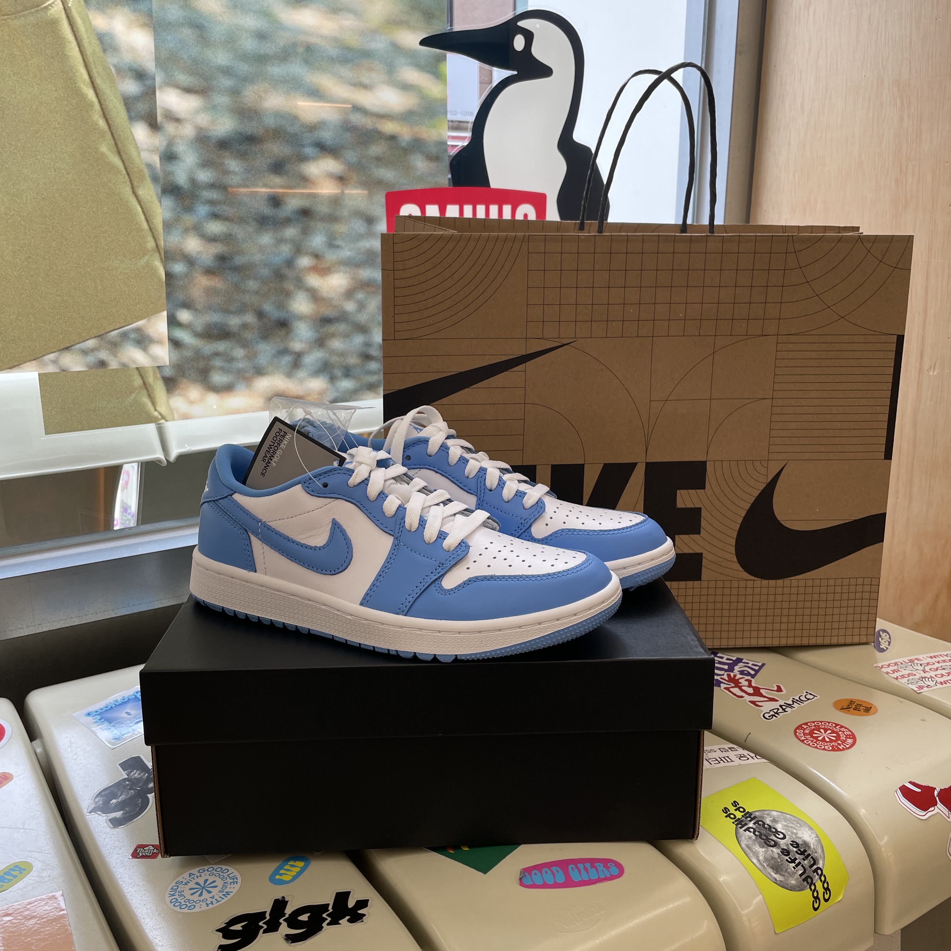 Jordan 1 Low Golf White and University Blue 착용 스타일 - 1