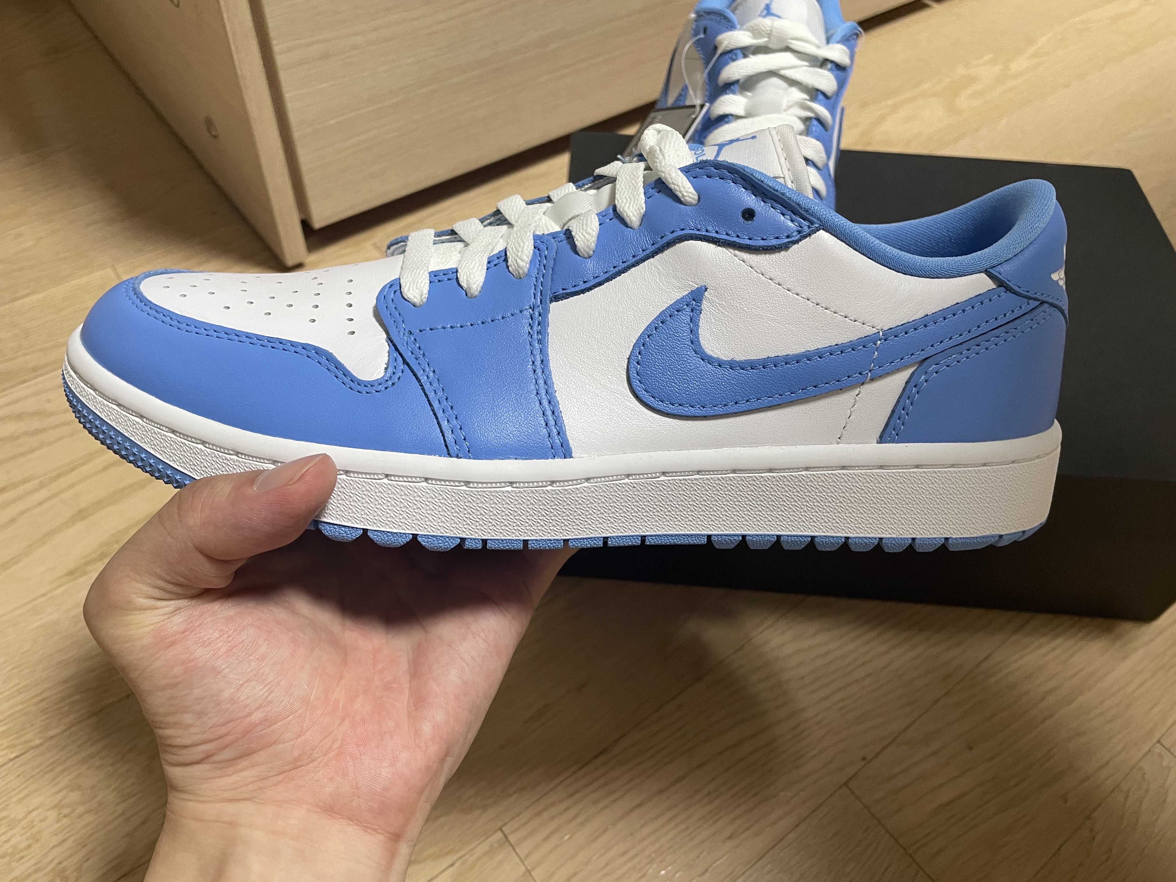 Jordan 1 Low Golf White and University Blue 착용 스타일 - 2