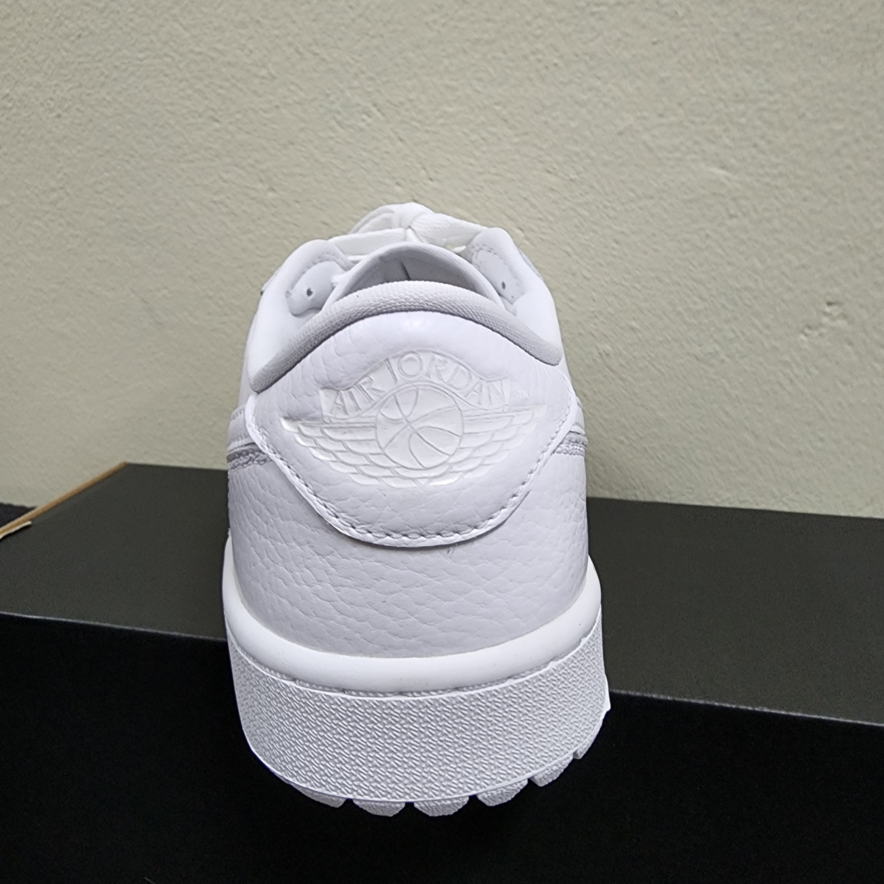Jordan 1 Low Golf Triple White 착용 스타일 - 3