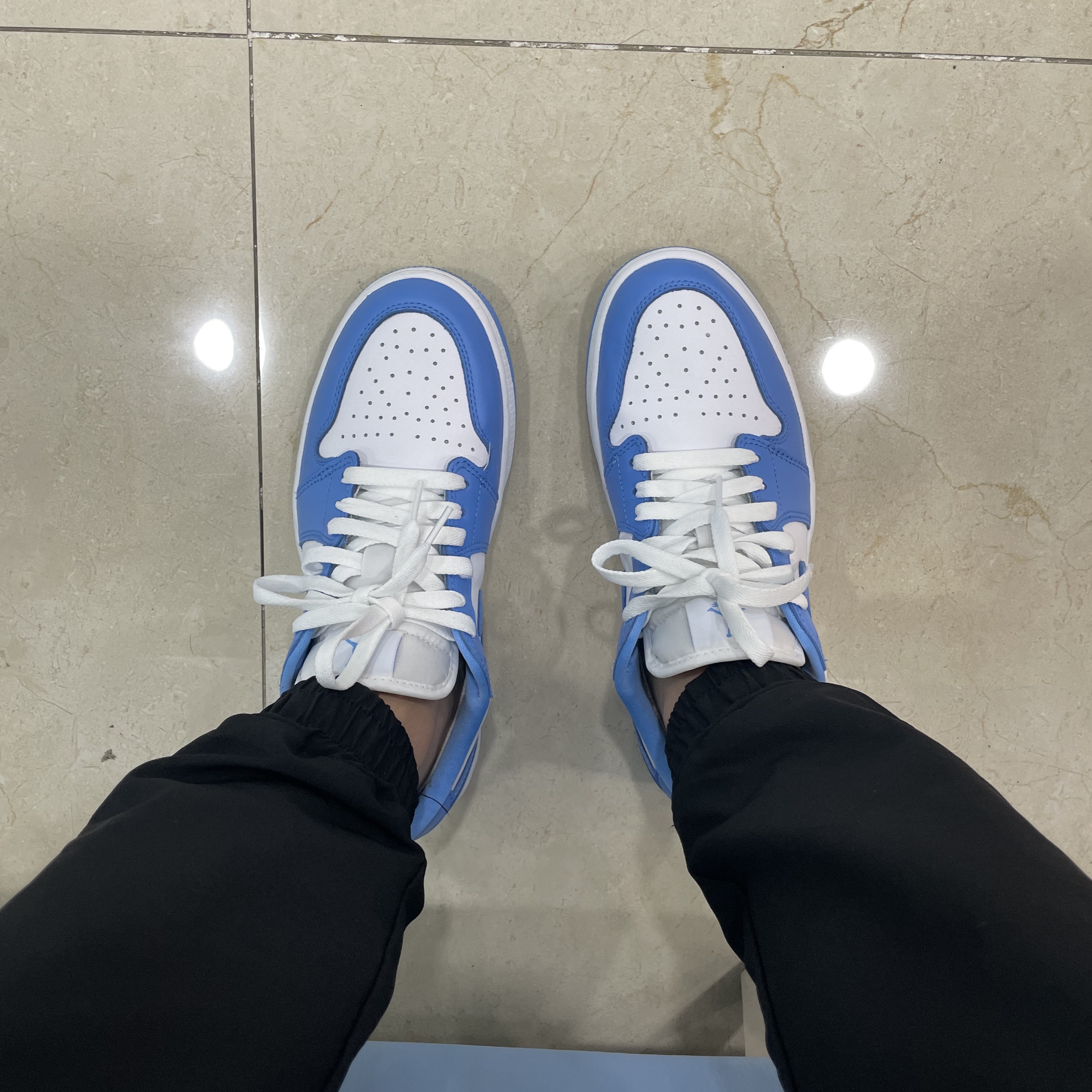 Jordan 1 Low Golf White and University Blue 착용 스타일 - 2