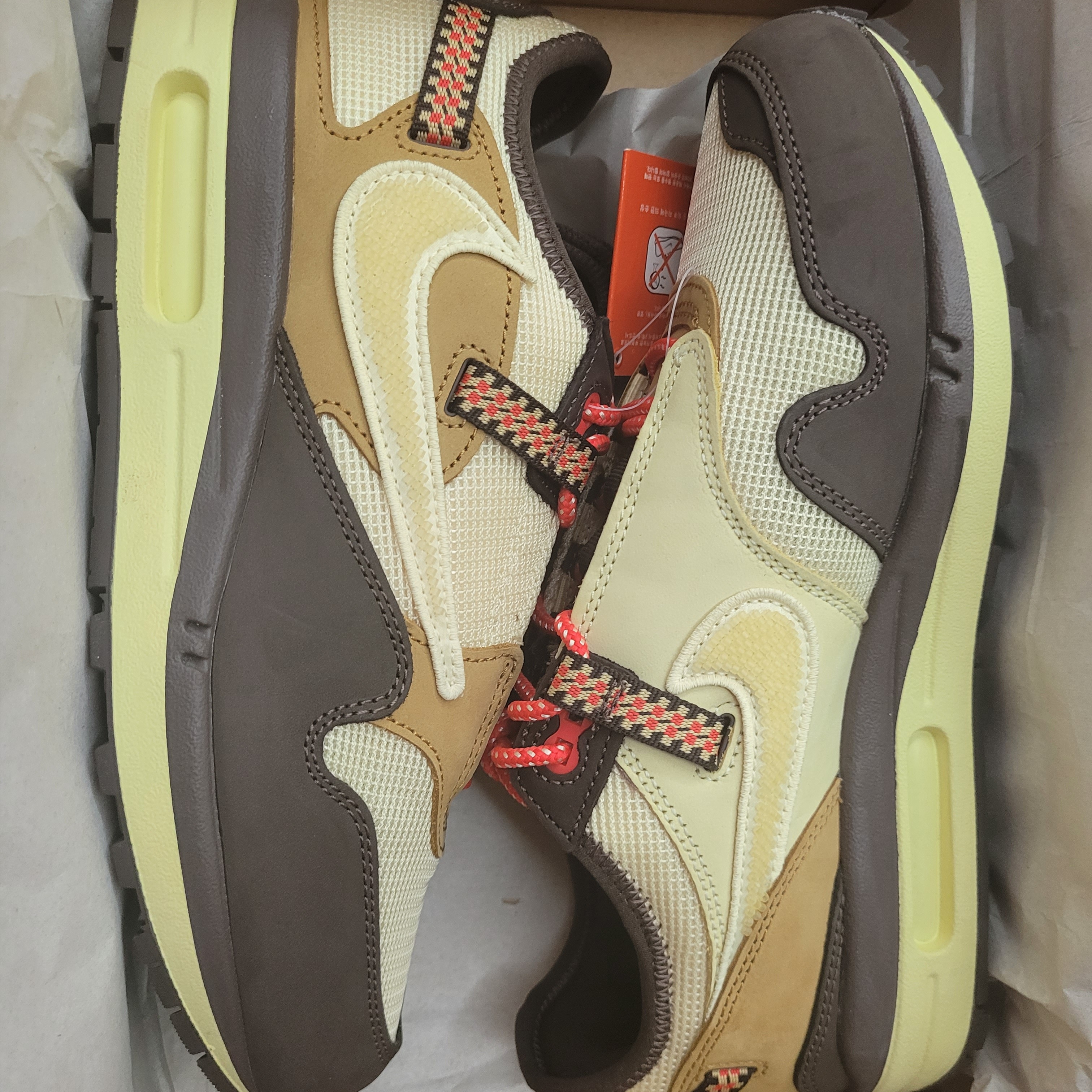 Nike x Travis Scott Air Max 1 Cact.us Brown 착용 스타일 - 3