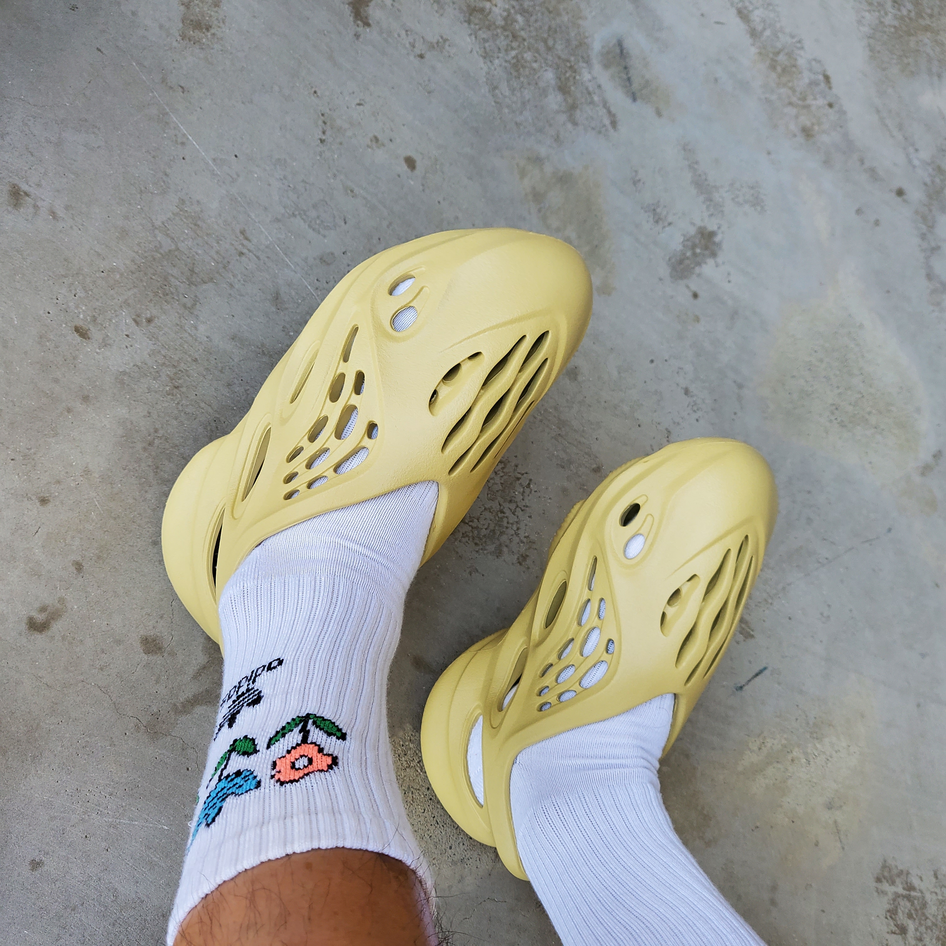 Adidas Yeezy Foam RNNR Sulfur 착용 스타일
