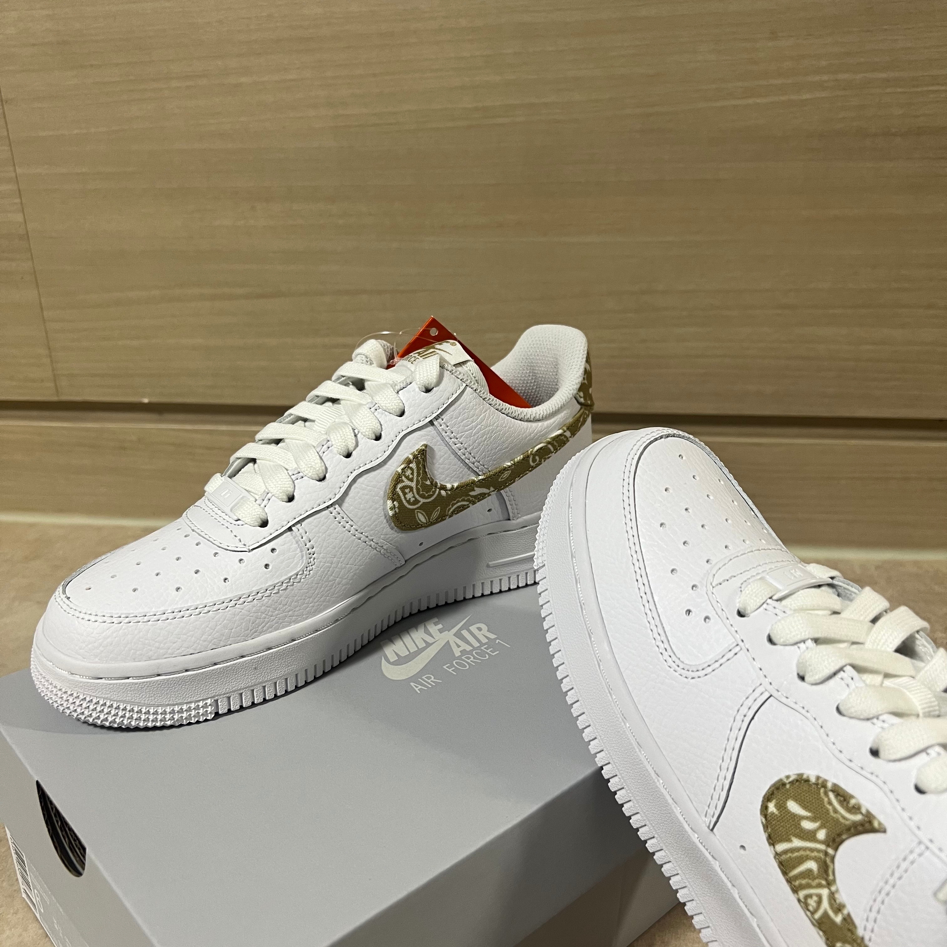 (W) Nike Air Force 1 '07 Essential White Barely 착용 스타일 - 1