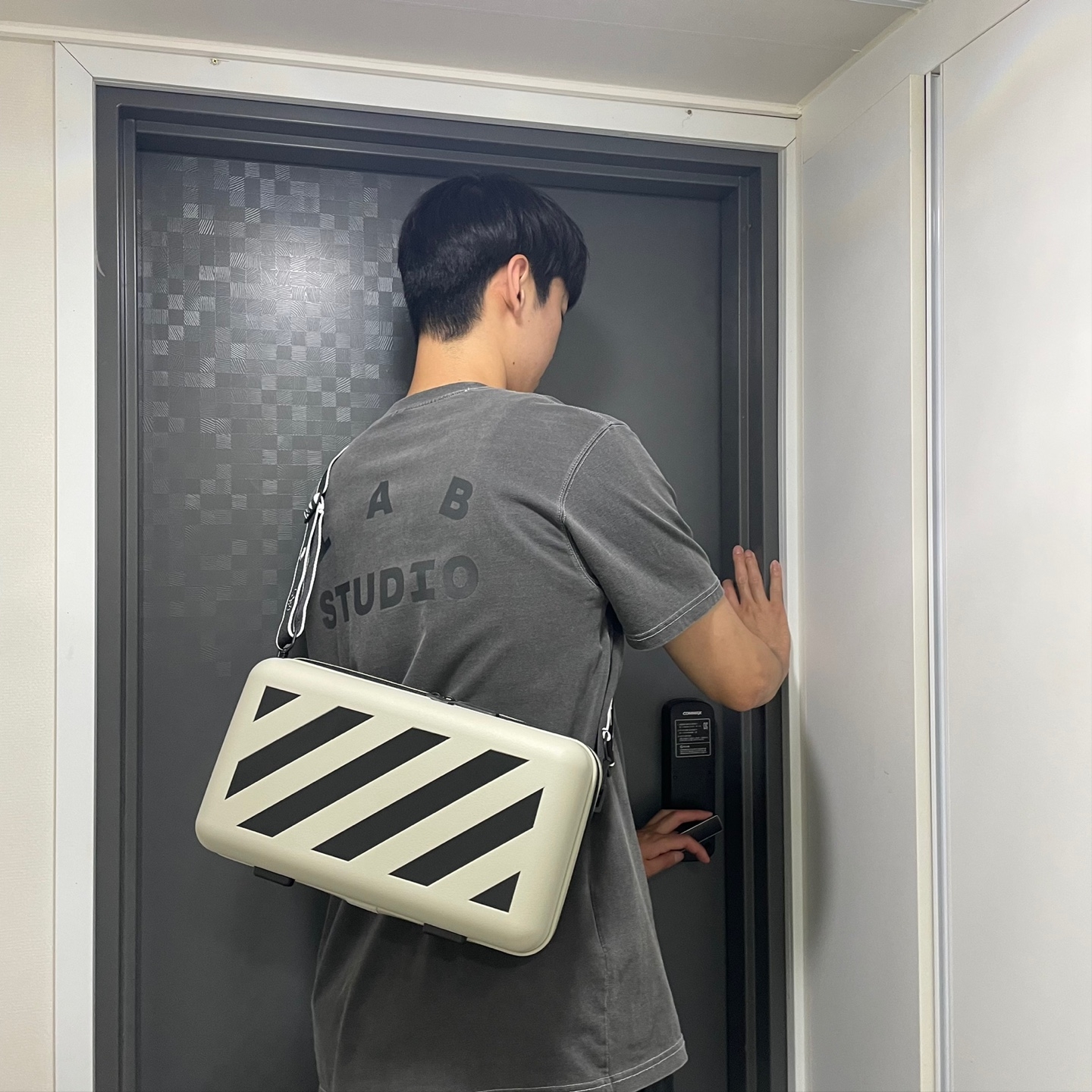 IAB Studio Pigment T-Shirt Black, Off-White x Amore Pacific Protection Box (Without Cosmetics) 착용 스타일