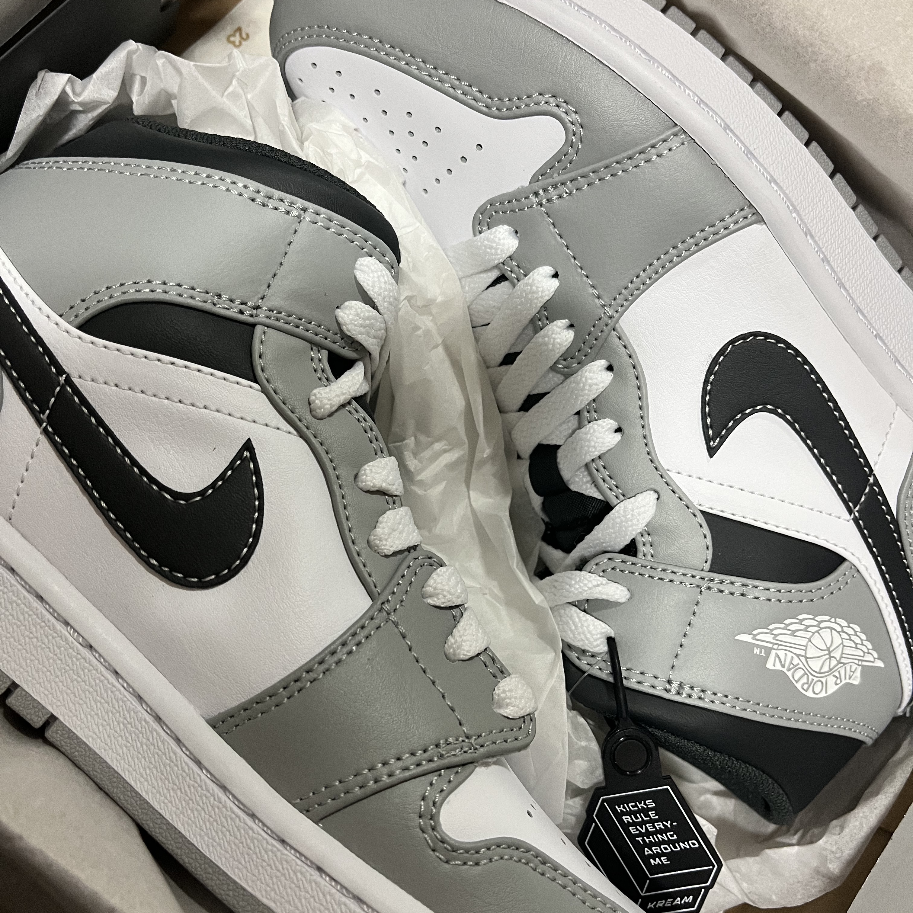 Jordan 1 Mid Light Smoke Grey Anthracite, (GS) Jordan 1 Mid Light Smoke Grey Anthracite 착용 스타일