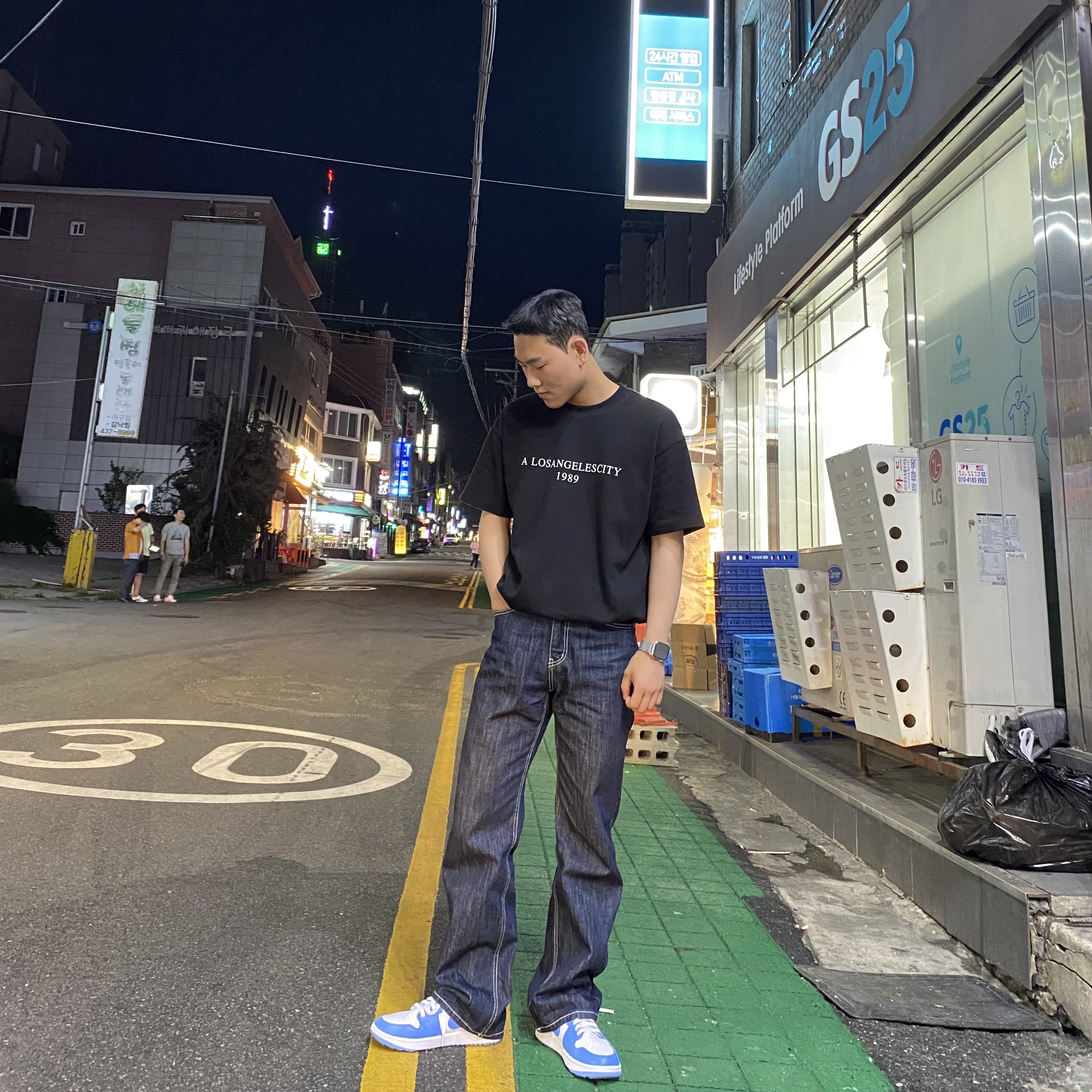 Jordan 1 Low Golf White and University Blue 착용 스타일