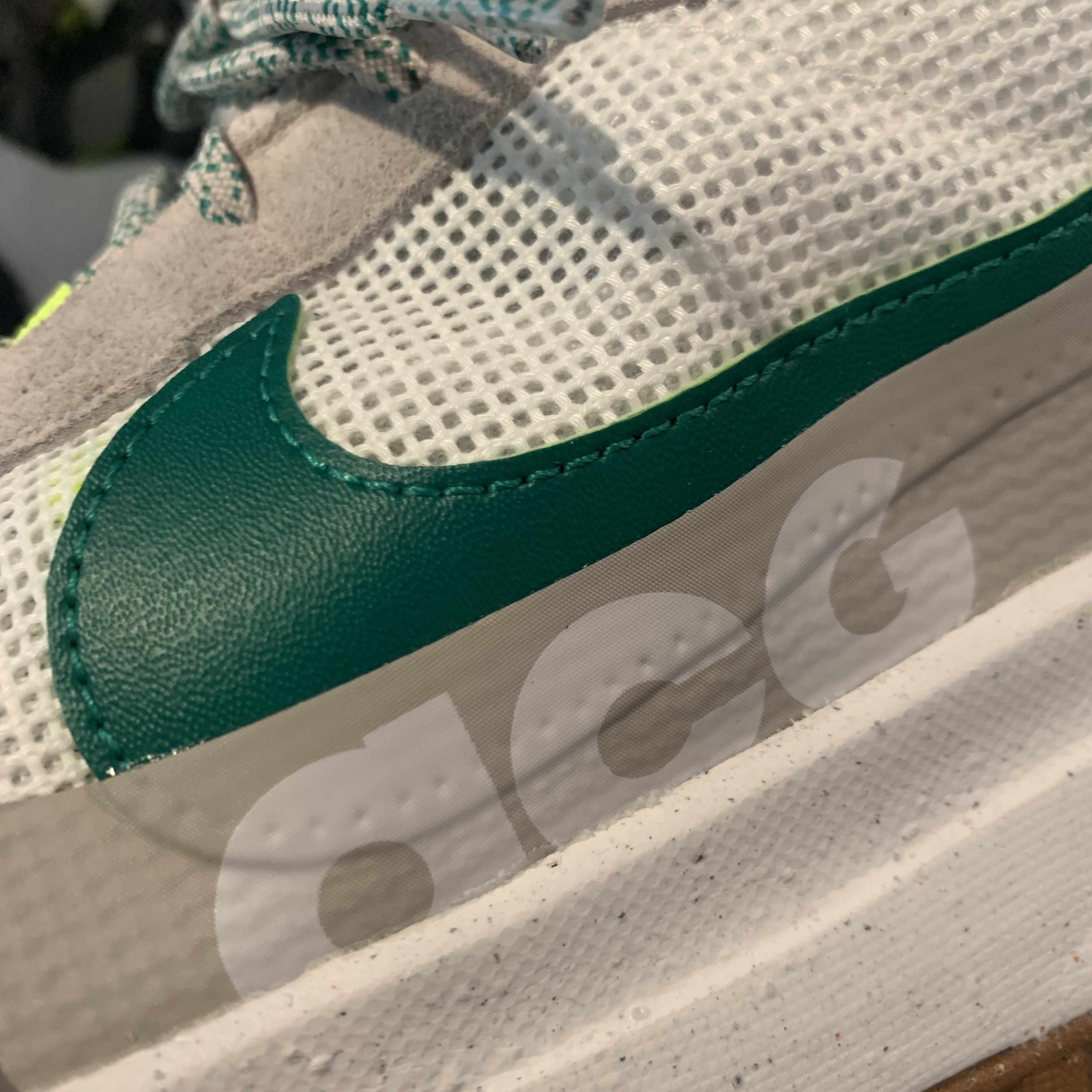 Nike ACG Lowcate Light Iron Ore 착용 스타일 - 2