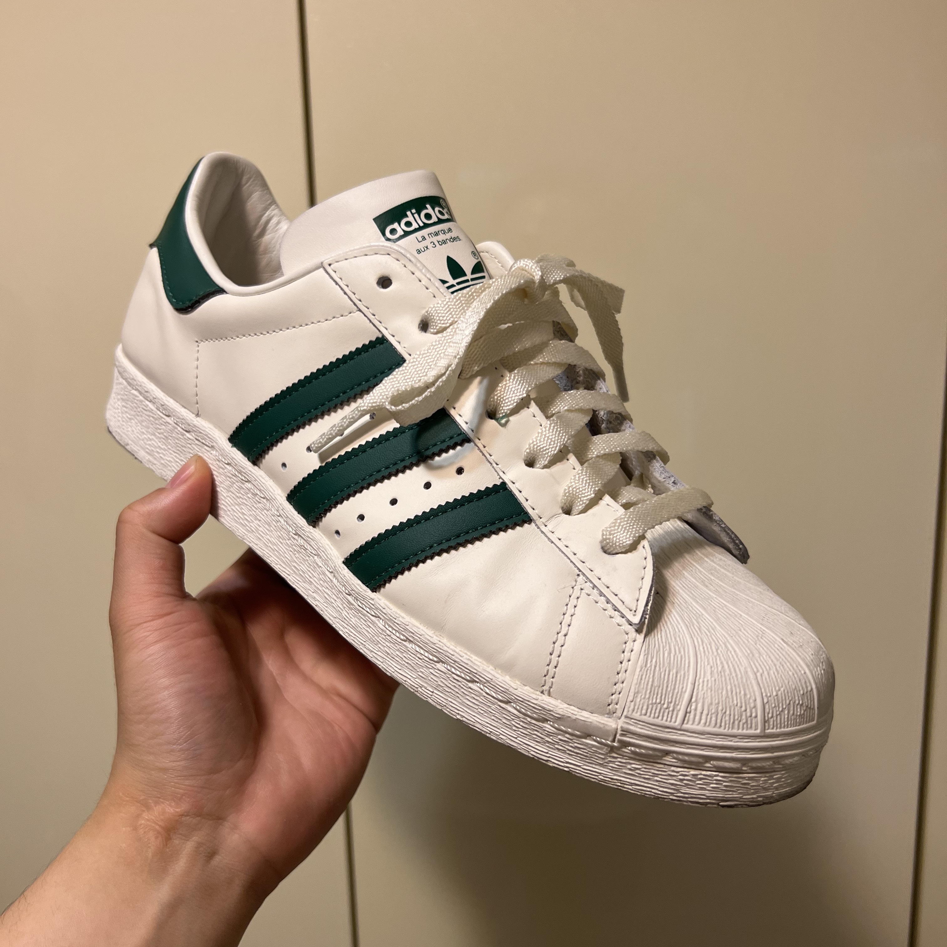 Adidas Superstar 82 Off White Dark Green 착용 스타일
