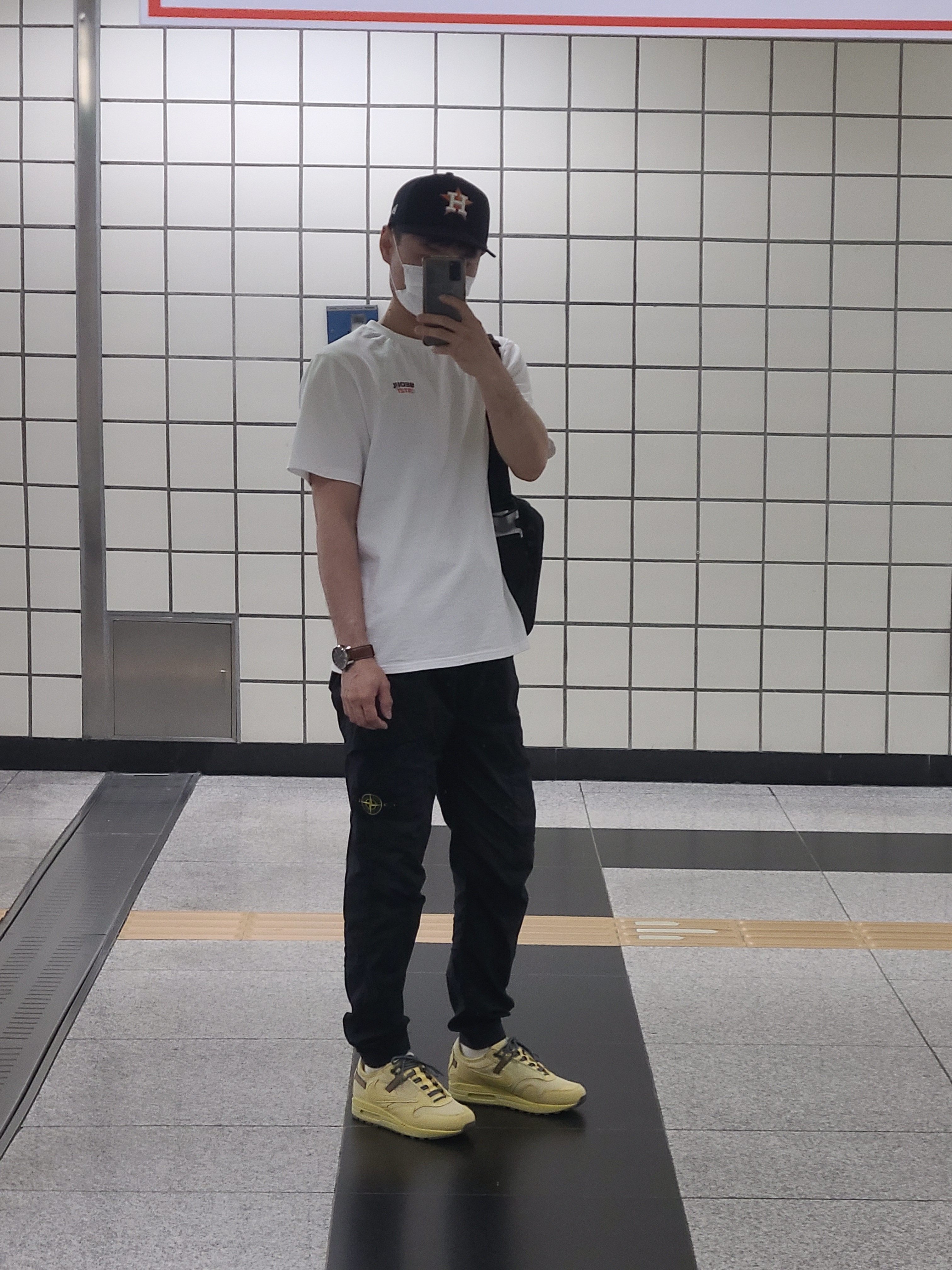 Nike x Travis Scott Air Max 1 Cact.us Gold 착용 스타일