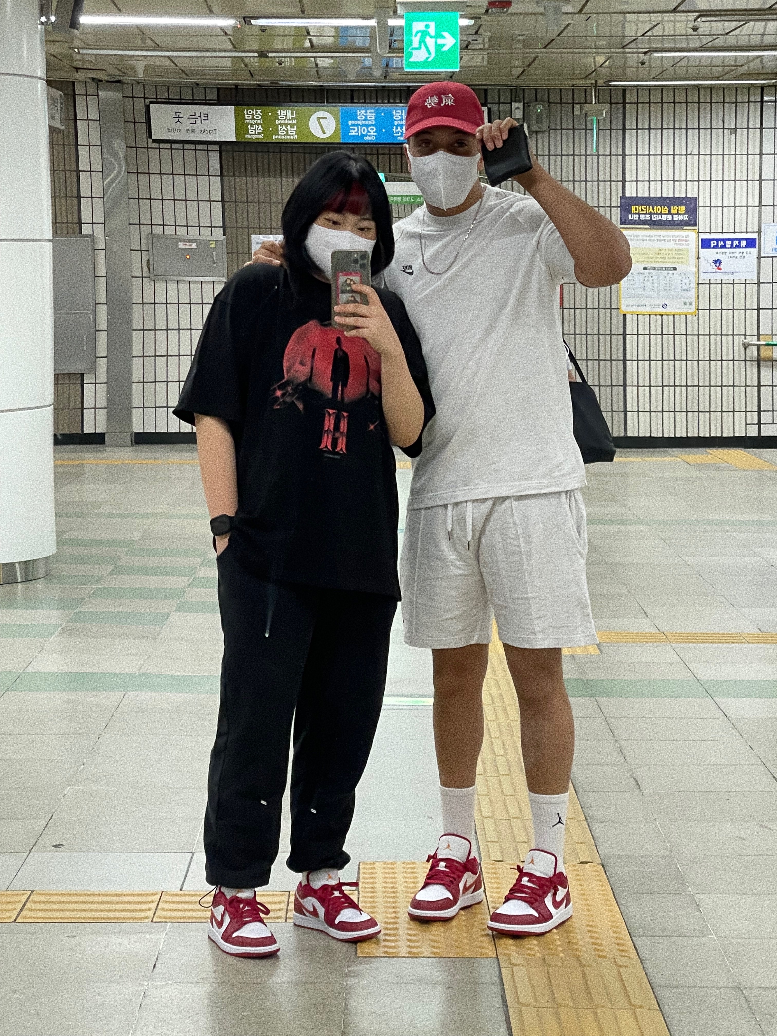 Jordan 1 Low Cardinal Red 착용 스타일 - 1