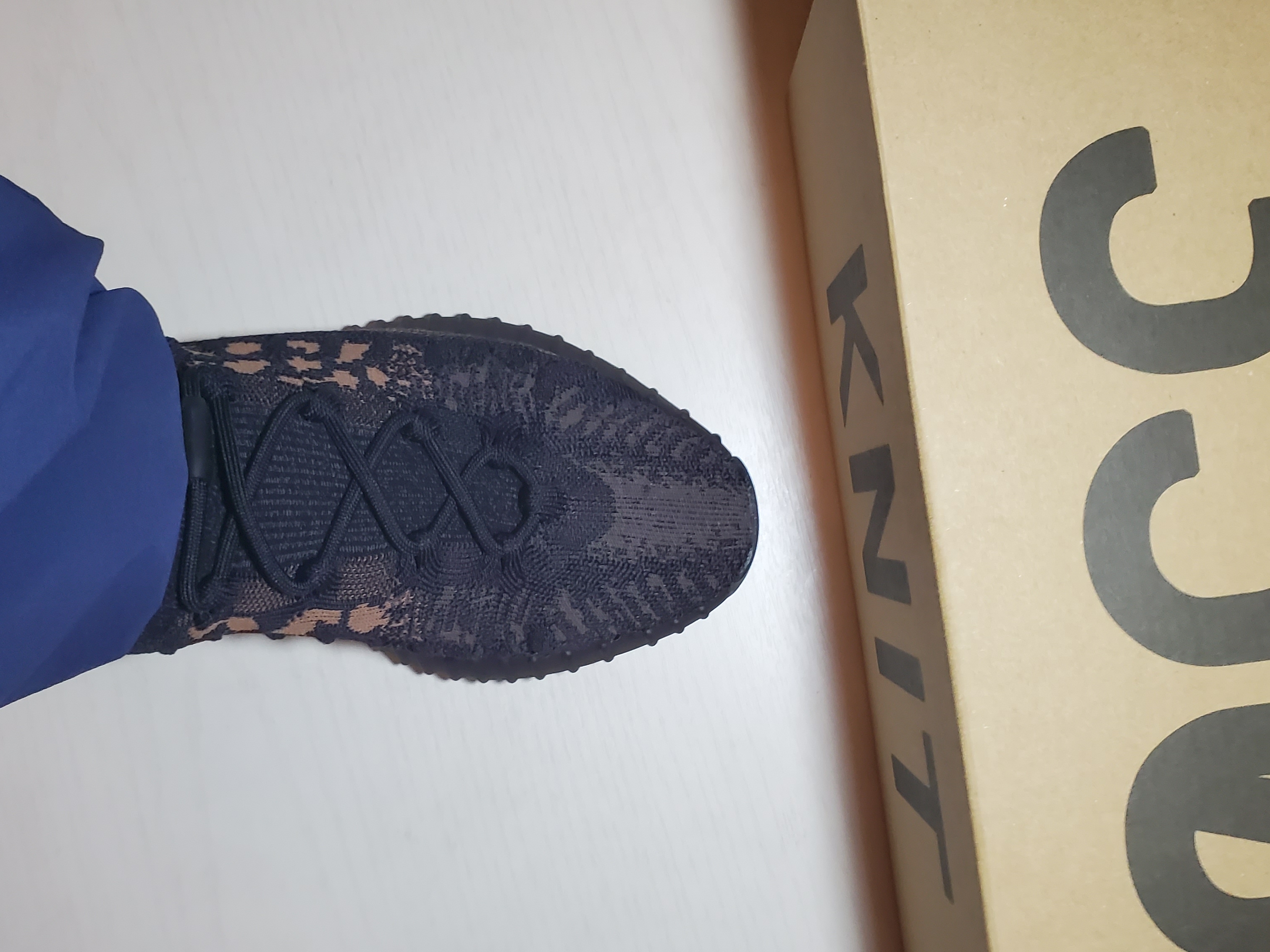 Adidas Yeezy 350 V2 CMPCT Slate Carbon 착용 스타일 - 4