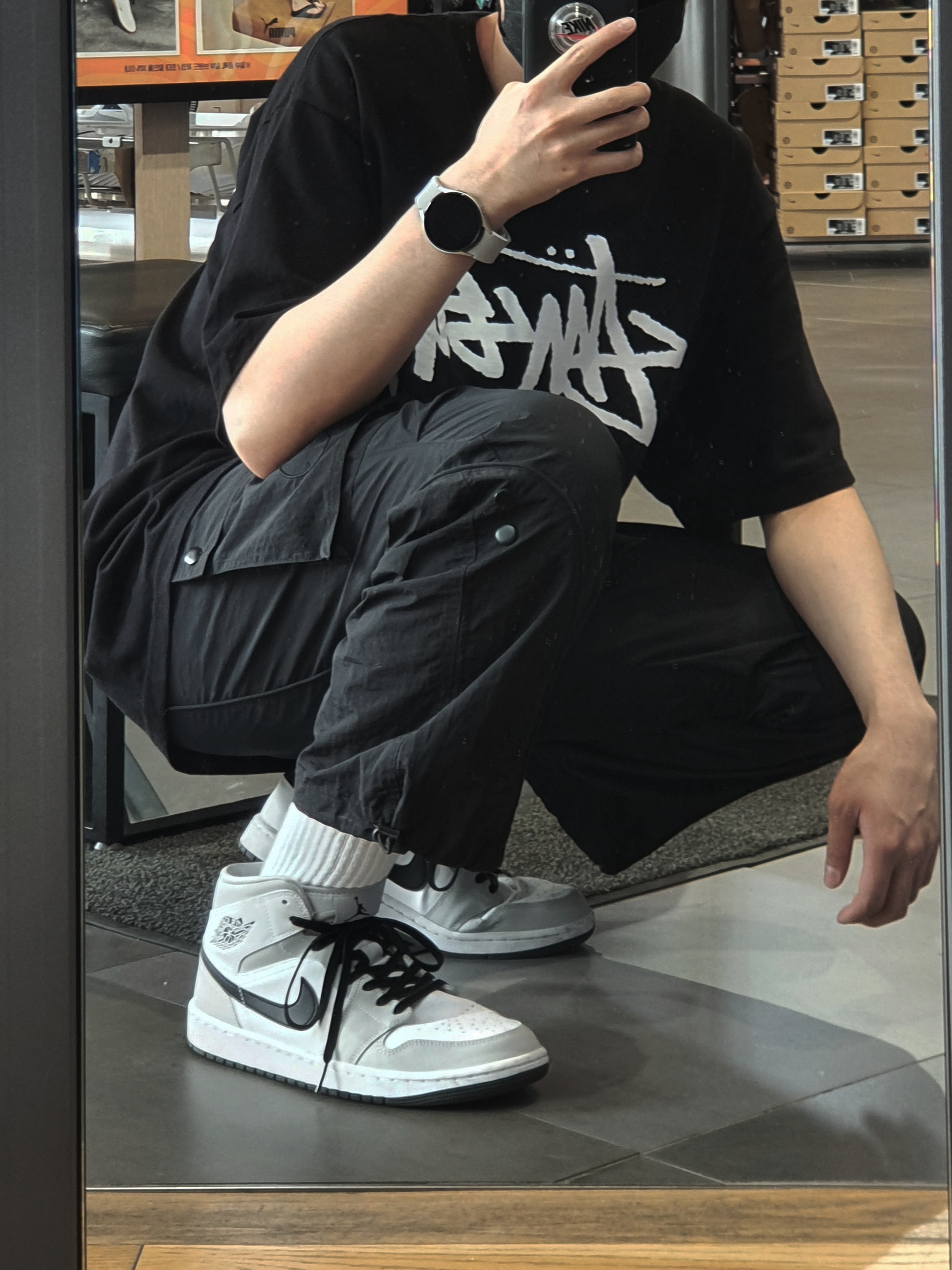 (W) Jordan 1 Mid Grey Fog, Stussy World Tour T-Shirt Black 착용 스타일